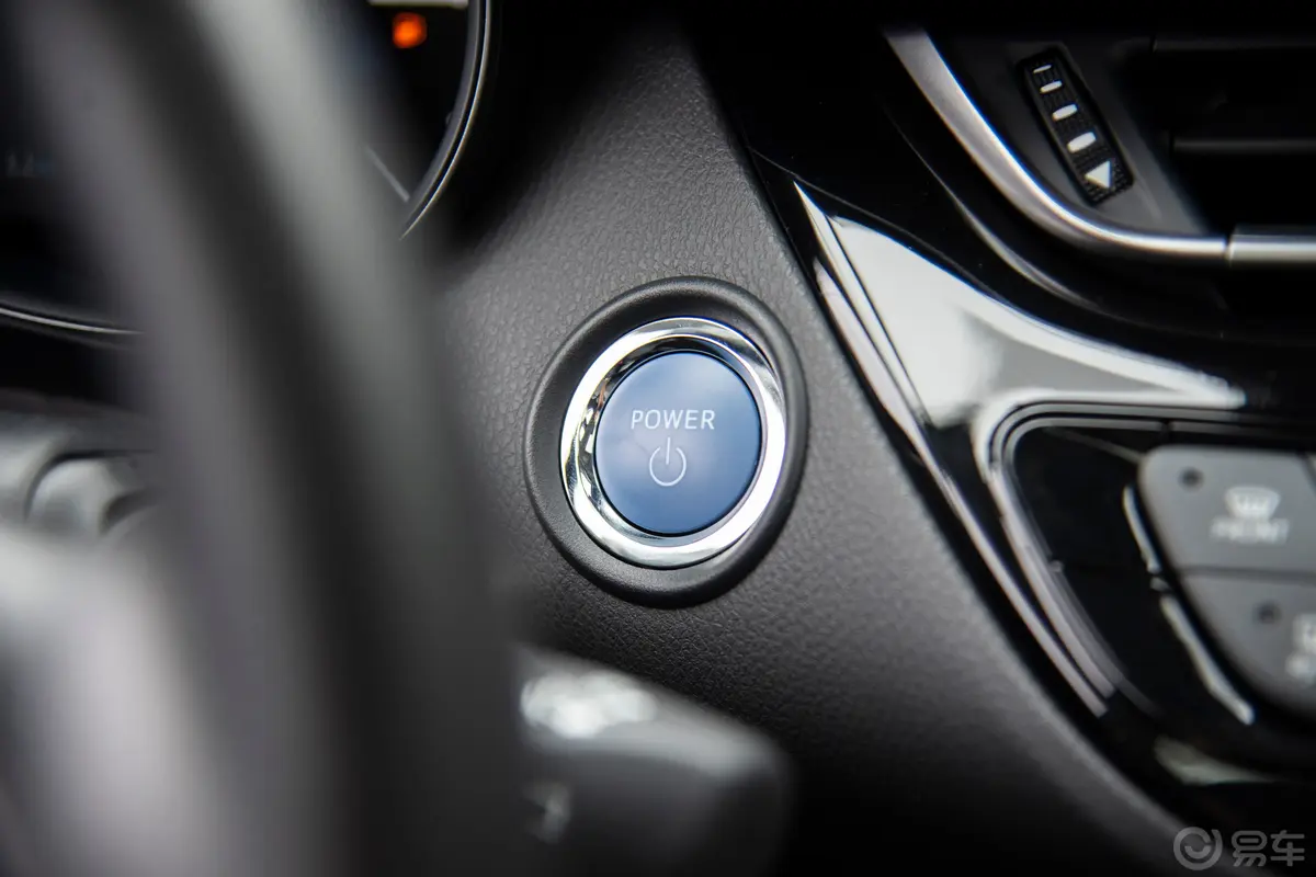丰田C-HR双擎 2.0L 领先版钥匙孔或一键启动按键
