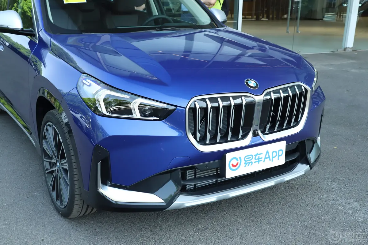 宝马X1xDrive25Li X设计套装前格栅侧俯拍