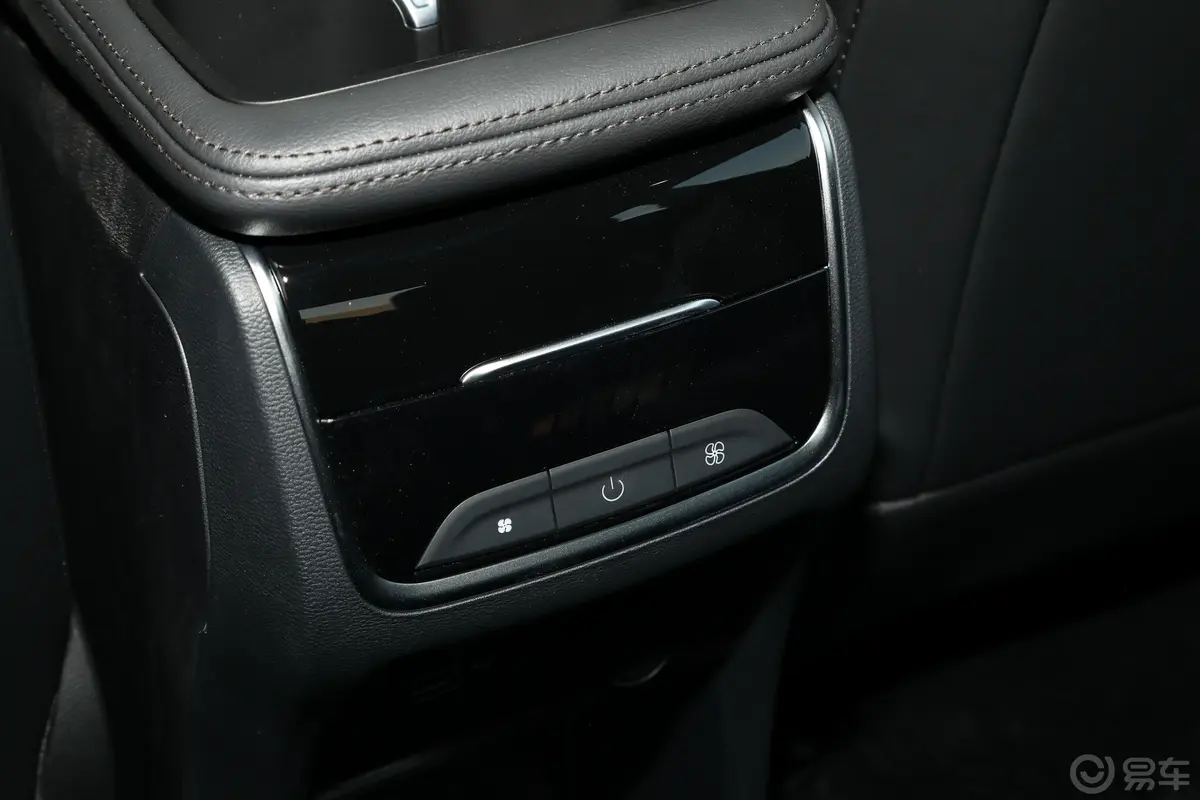 大通G50PLUS 幸福推荐款 1.5T 巡航版后排空调控制键
