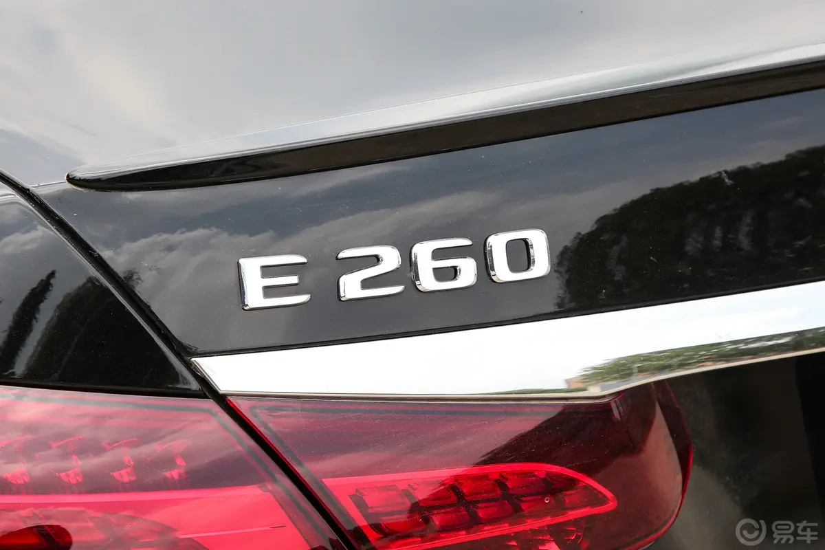 奔驰E级(进口)改款 E 260 时尚型运动版外观细节