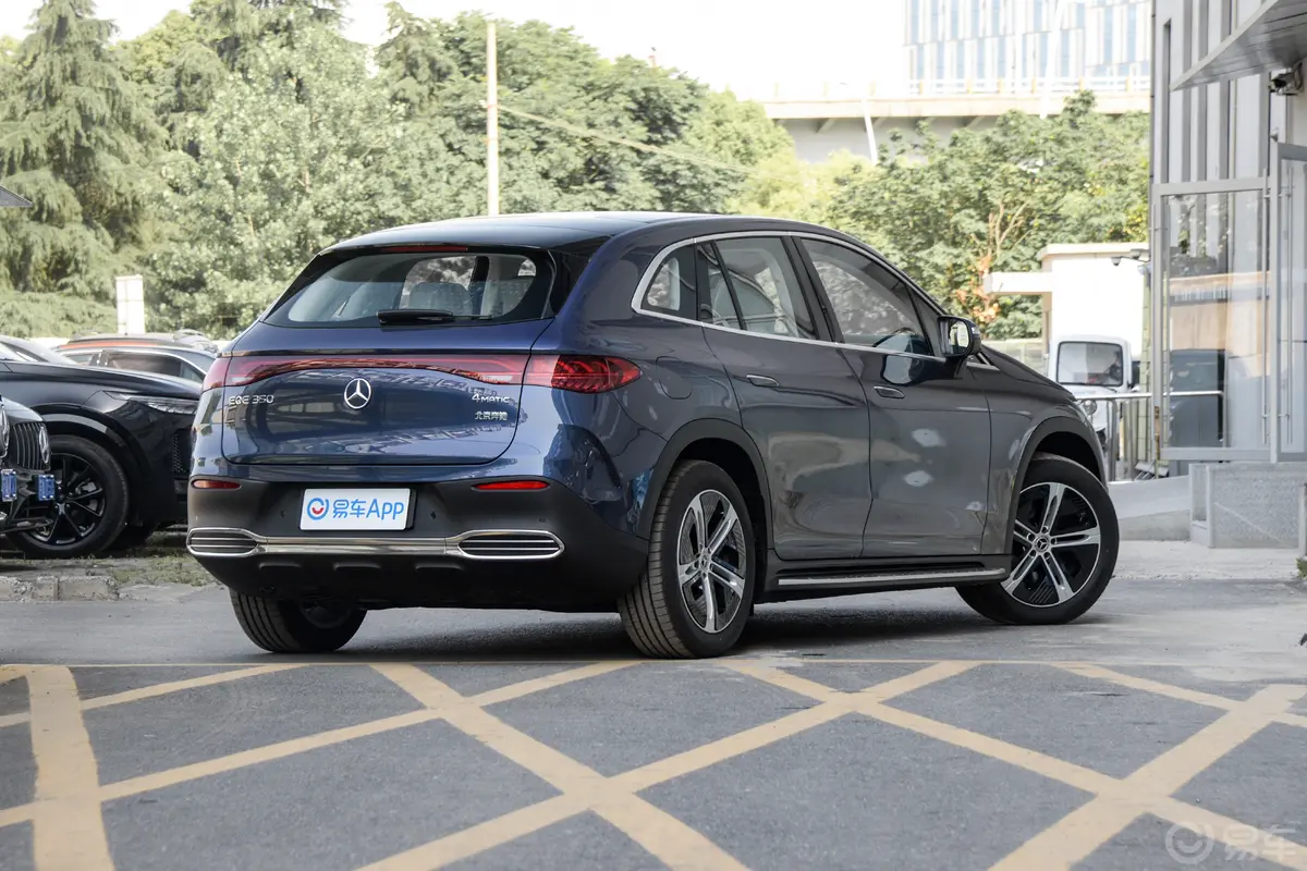 奔驰EQE SUV350 4MATIC 先锋版侧后45度车头向右水平