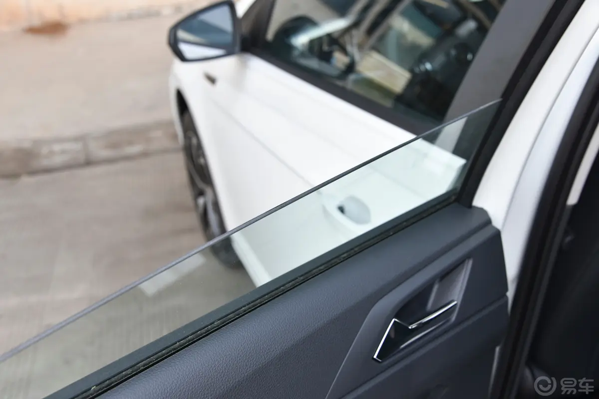 Polo改款 Plus 1.5L 自动潮酷智尊版后排玻璃材质特写