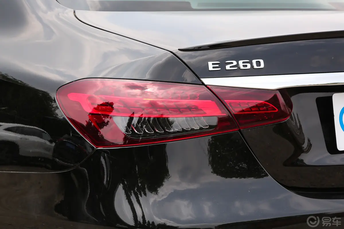 奔驰E级(进口)改款 E 260 时尚型运动版外观灯组