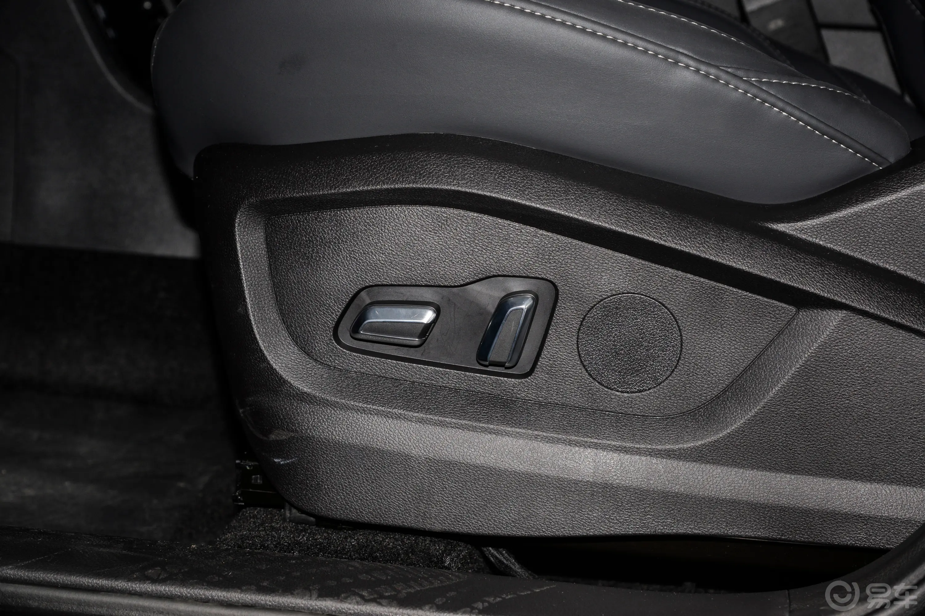 瑞虎8改款 鲲鹏版 1.6T 双离合卓越版 5座主驾座椅调节