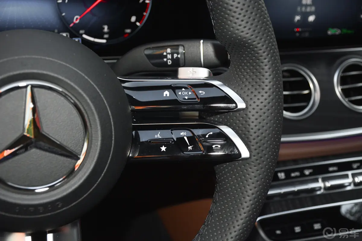 奔驰E级(进口)改款 E 260 时尚型运动版右侧方向盘功能按键