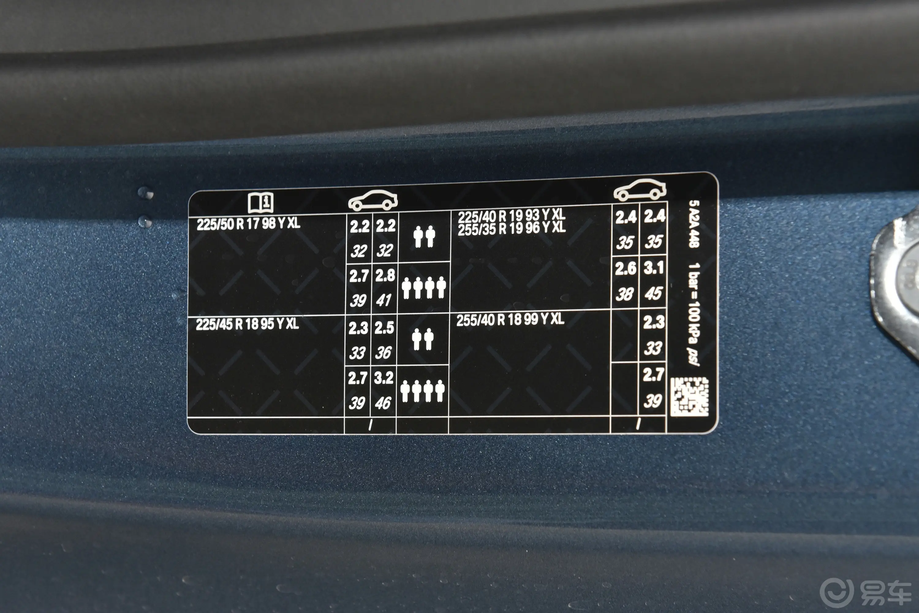 宝马4系敞篷轿跑车 425i M运动套装胎压信息铭牌
