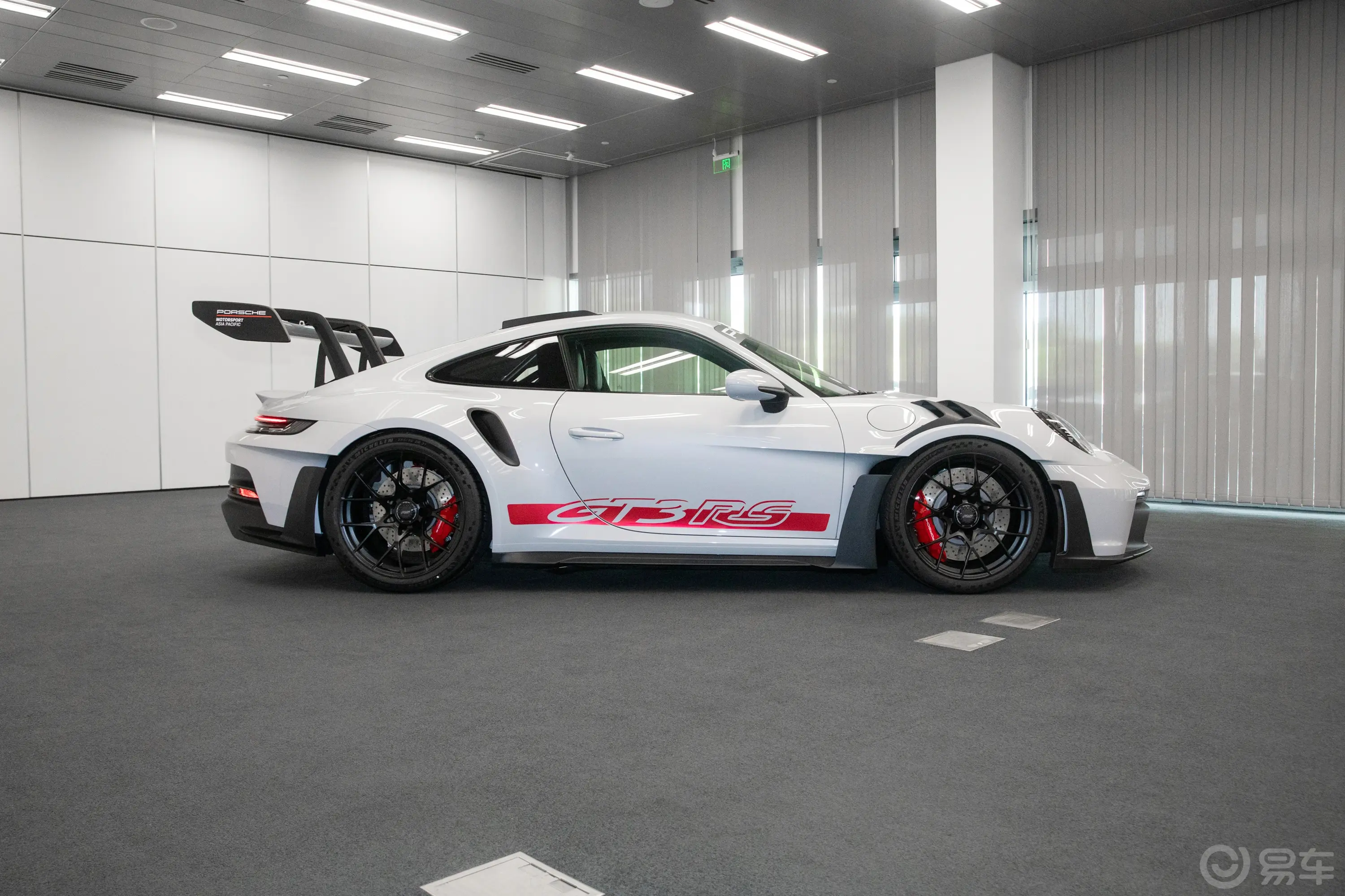 保时捷911GT3 RS 4.0L正侧车头向右水平