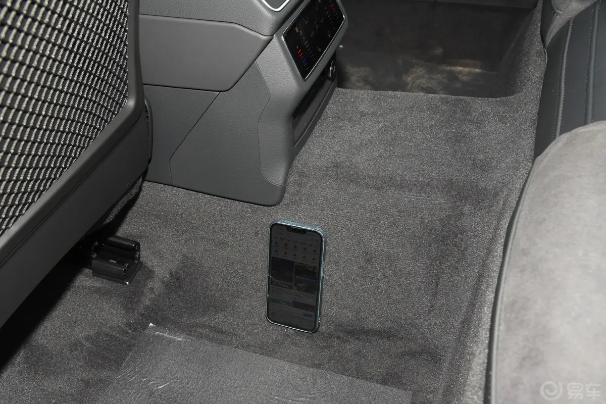 奥迪A6L改款 55 TFSI quattro 尊享动感型后排地板中间位置