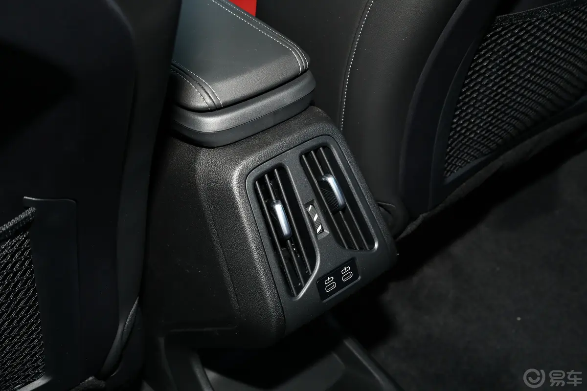 宝马X1sDrive25Li M运动套装后排空调控制键