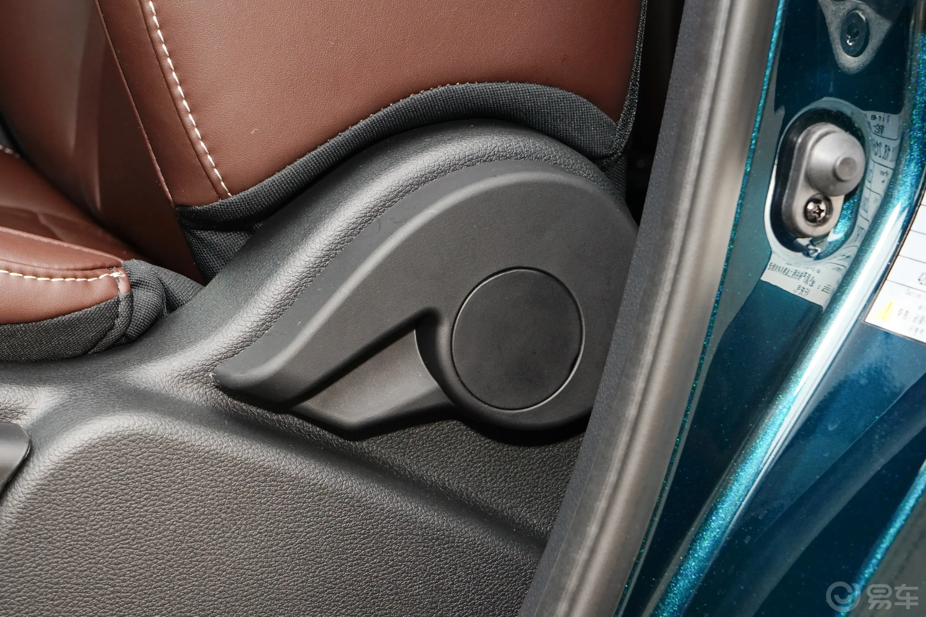 风行T5盛世款 1.5T 自动大客户专享版 7座主驾座椅调节
