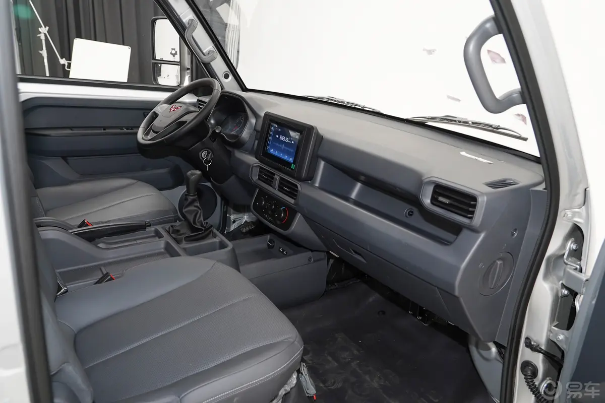 五菱龙卡2.0L 舒适型内饰全景副驾驶员方向