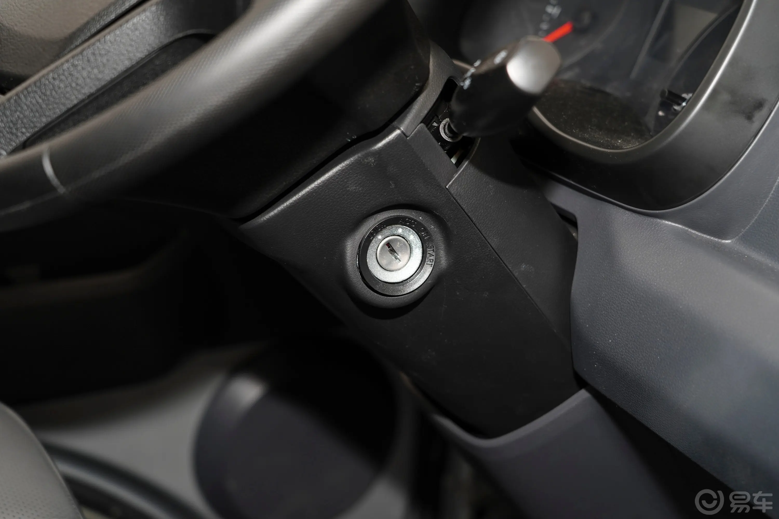 五菱龙卡2.0L 舒适型钥匙孔或一键启动按键