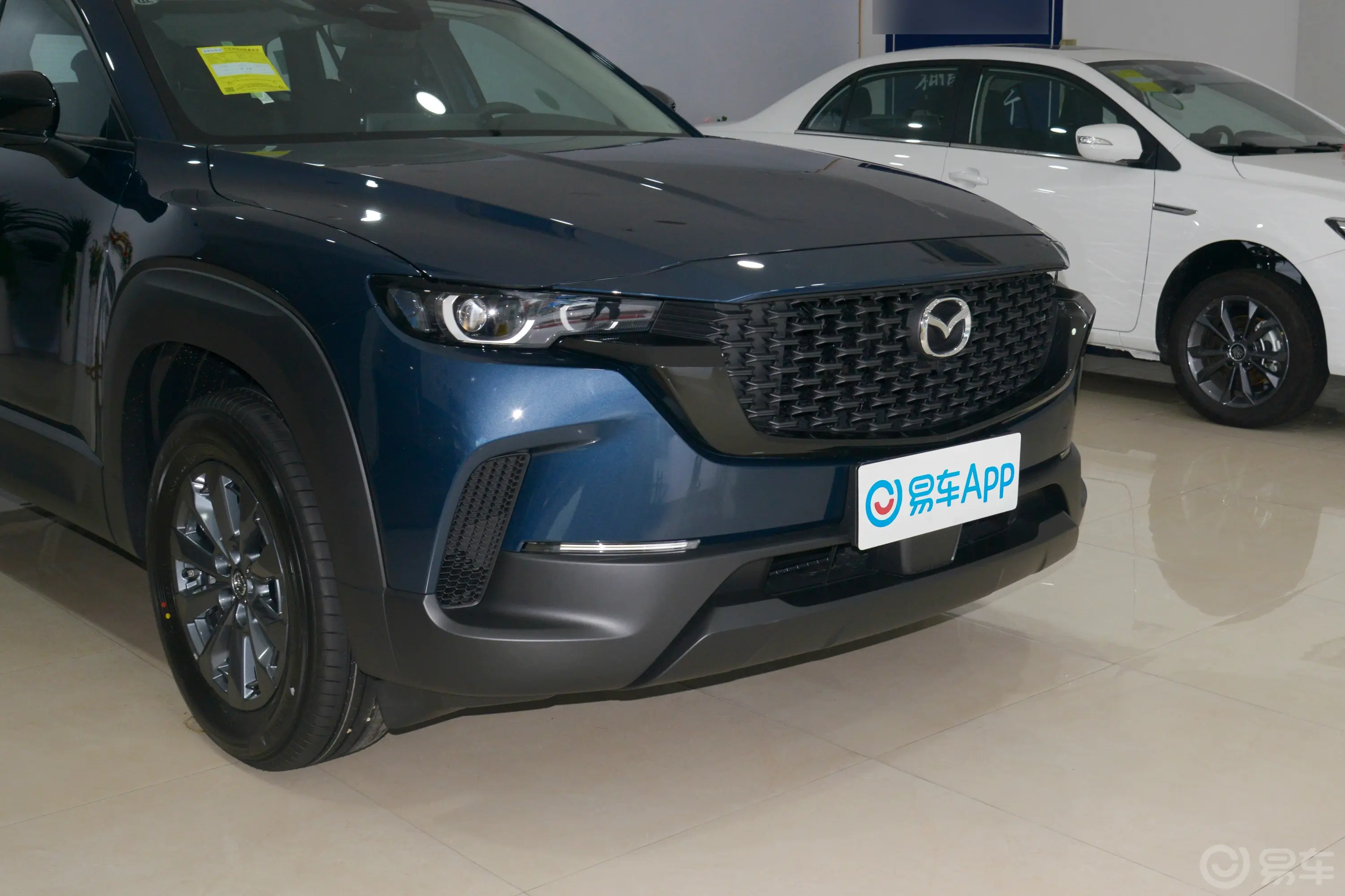 马自达CX-50 行也2.0L 驭行版前格栅侧俯拍