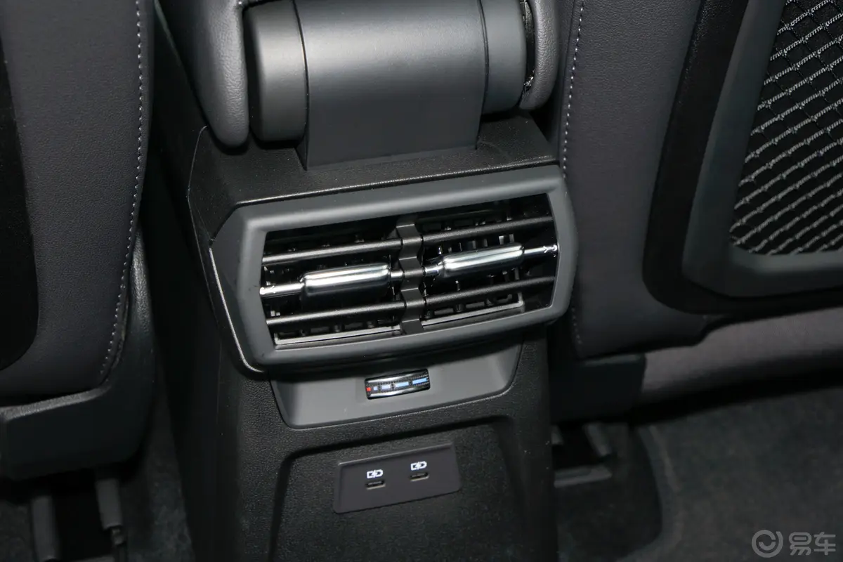 奥迪A3改款 A3L Limousine 35 TFSI 豪华运动型后排空调控制键