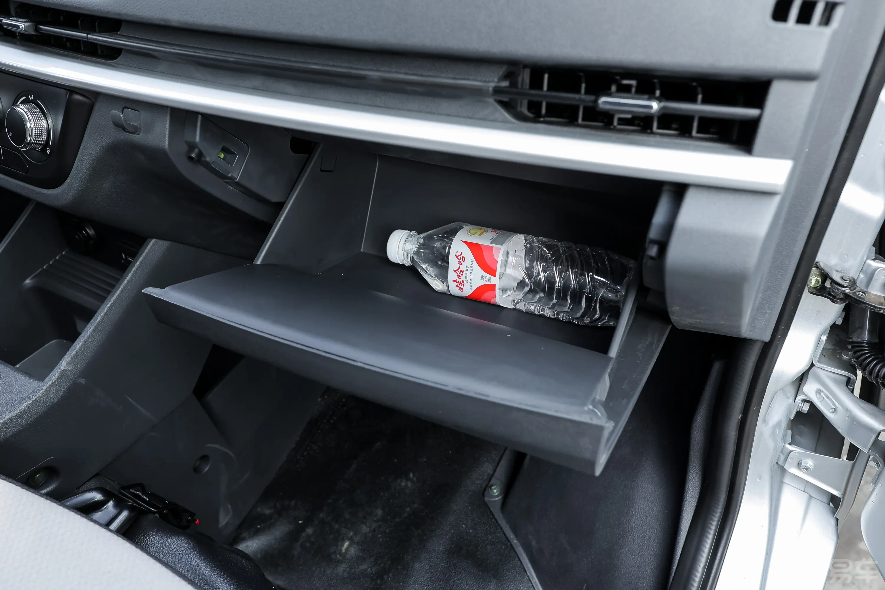 长安星卡1.5L 单排3.06米复合板厢货标准型手套箱空间水瓶横置