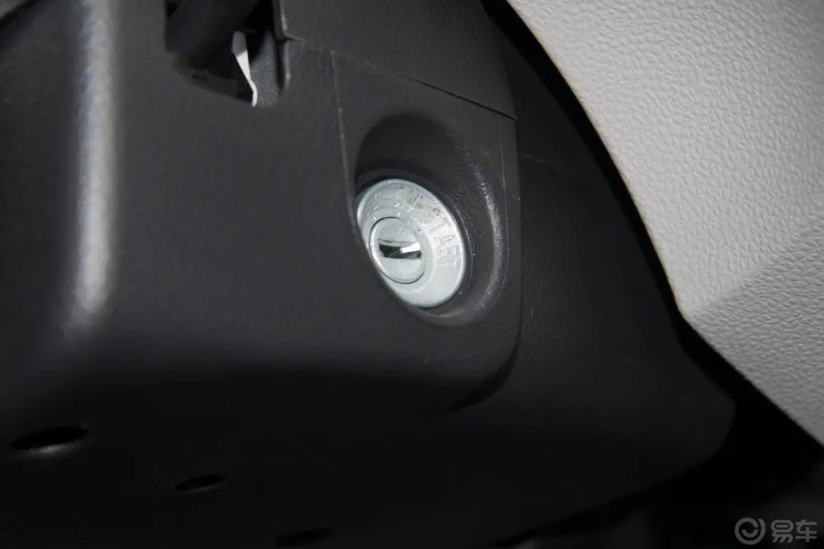 金杯新海狮X30L1.5L 客车财富中央空调版 5/6/7座钥匙孔或一键启动按键