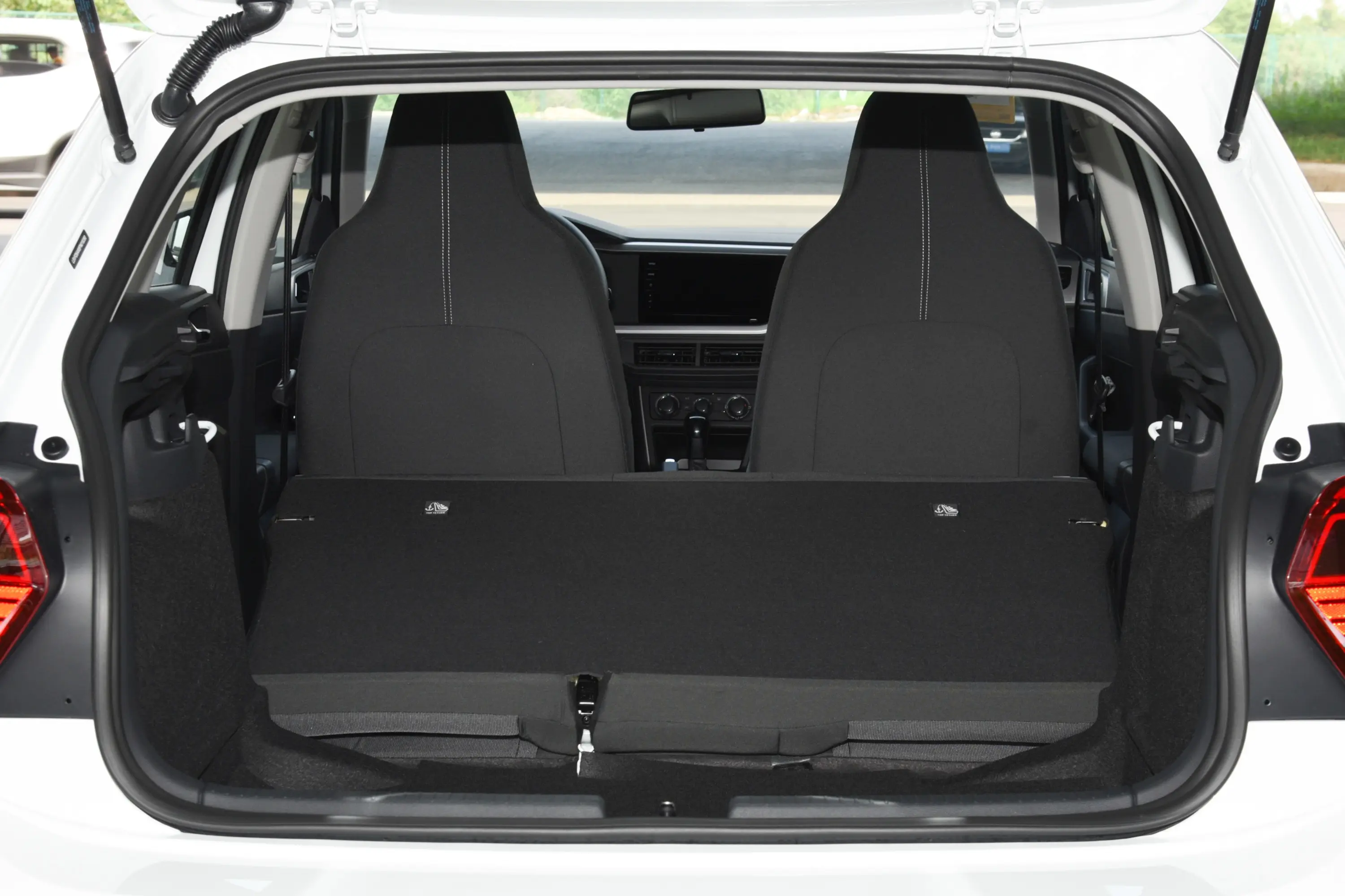 Polo改款 Plus 1.5L 自动全景乐享版后备厢