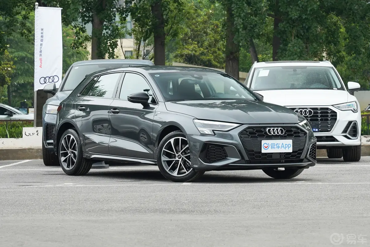 奥迪A3改款 Sportback 35 TFSI 进取运动型侧前45度车头向右水平