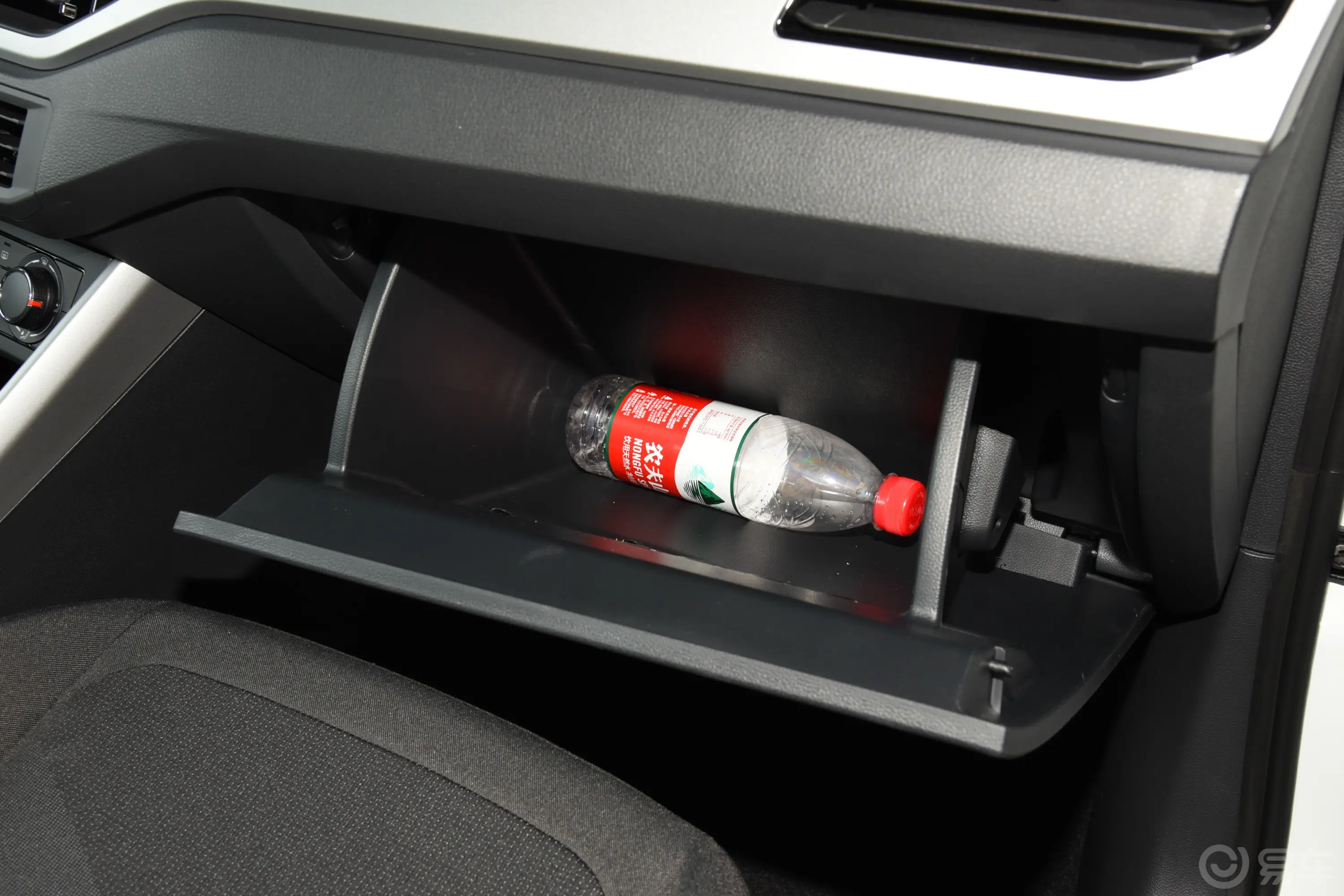 Polo改款 Plus 1.5L 自动全景乐享版手套箱空间水瓶横置