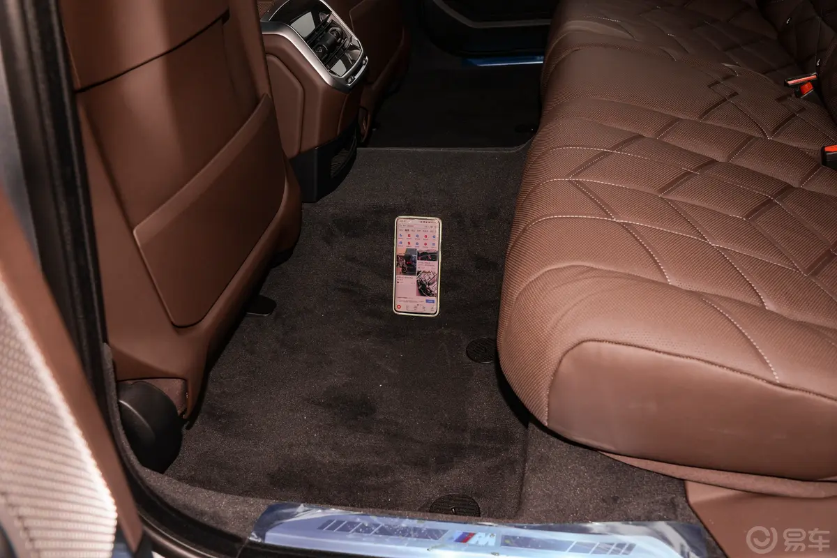 宝马i7eDrive50L 尊享型 M运动套装后排地板中间位置