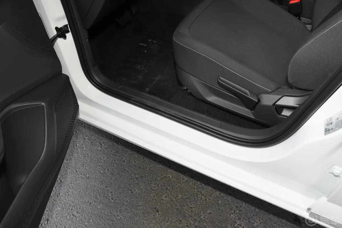 Polo改款 Plus 1.5L 自动全景乐享版前排迎宾踏板