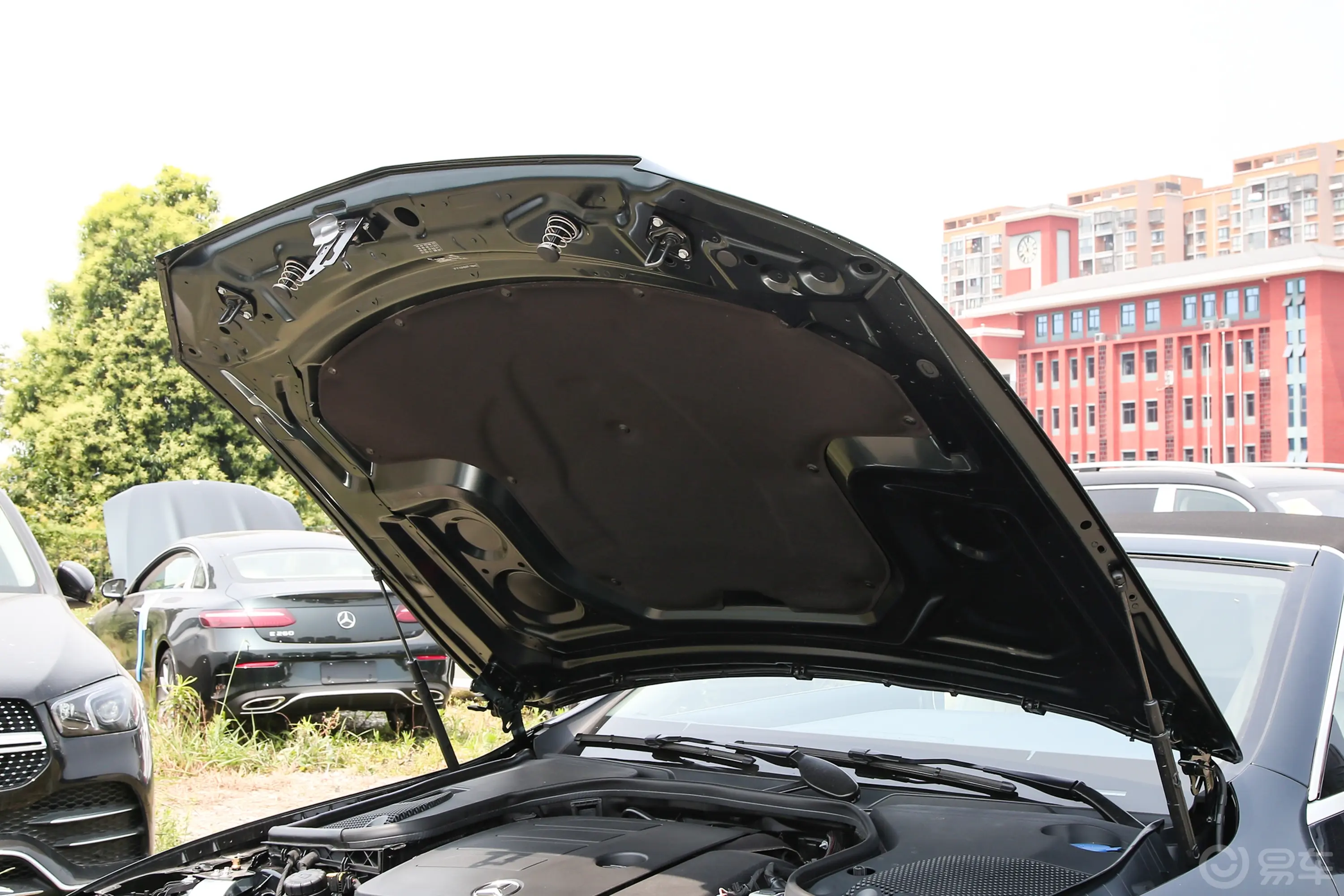奔驰E级(进口)改款 E 260 4MATIC 敞篷轿跑车发动机舱盖内侧