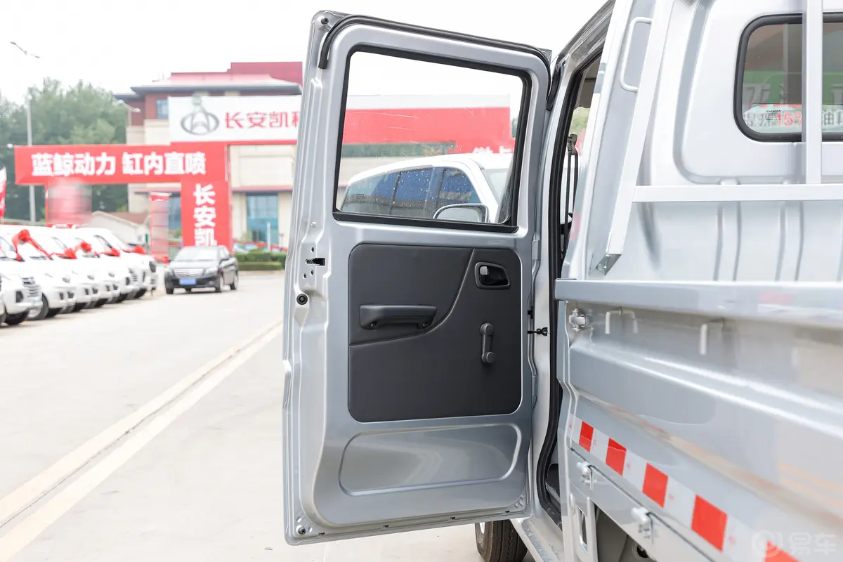 长安星卡1.5L 双排2.55米载货汽车豪华型驾驶员侧后车门