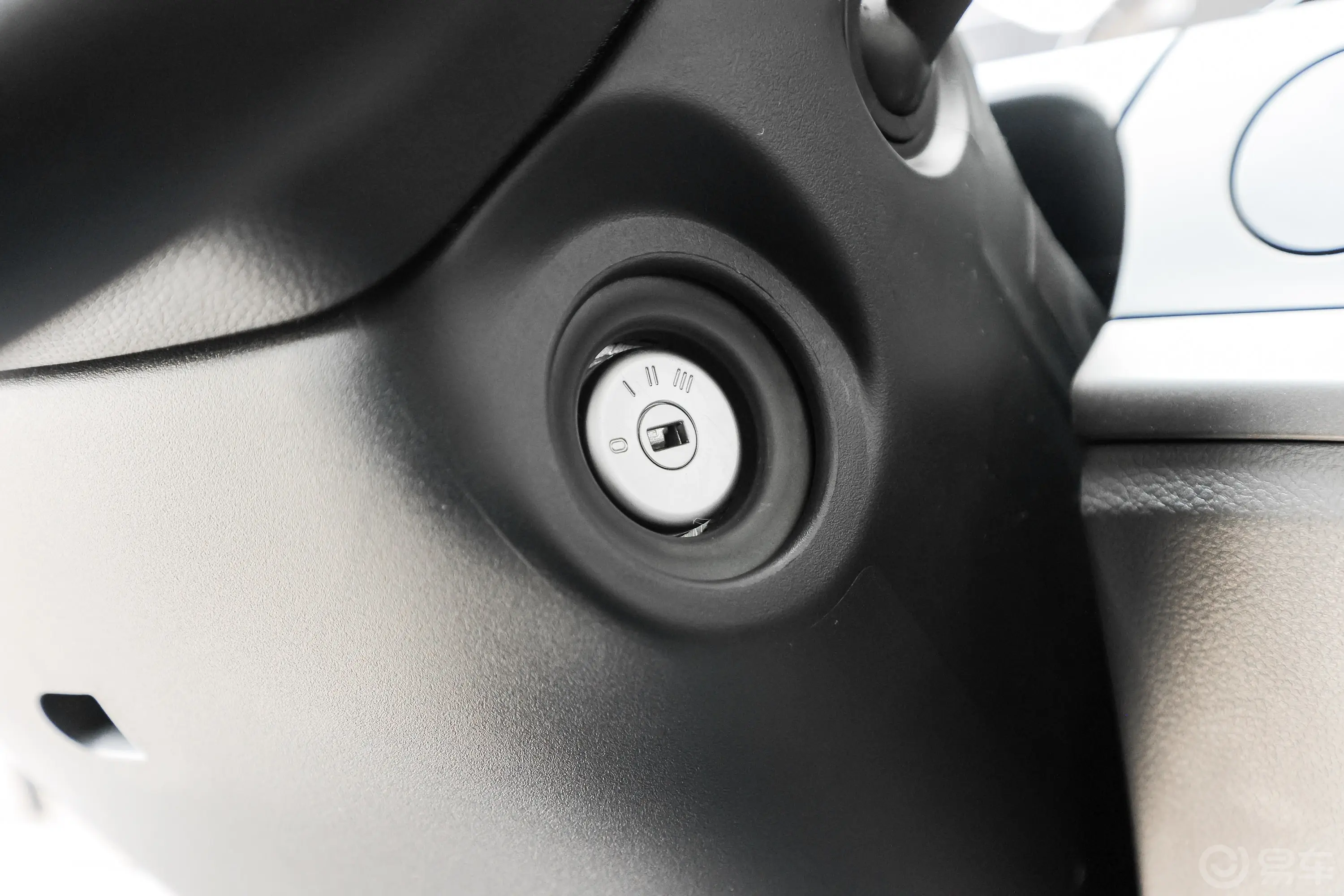 全顺2.0T 自动多功能商用车短轴中顶 5/6座 柴油钥匙孔或一键启动按键
