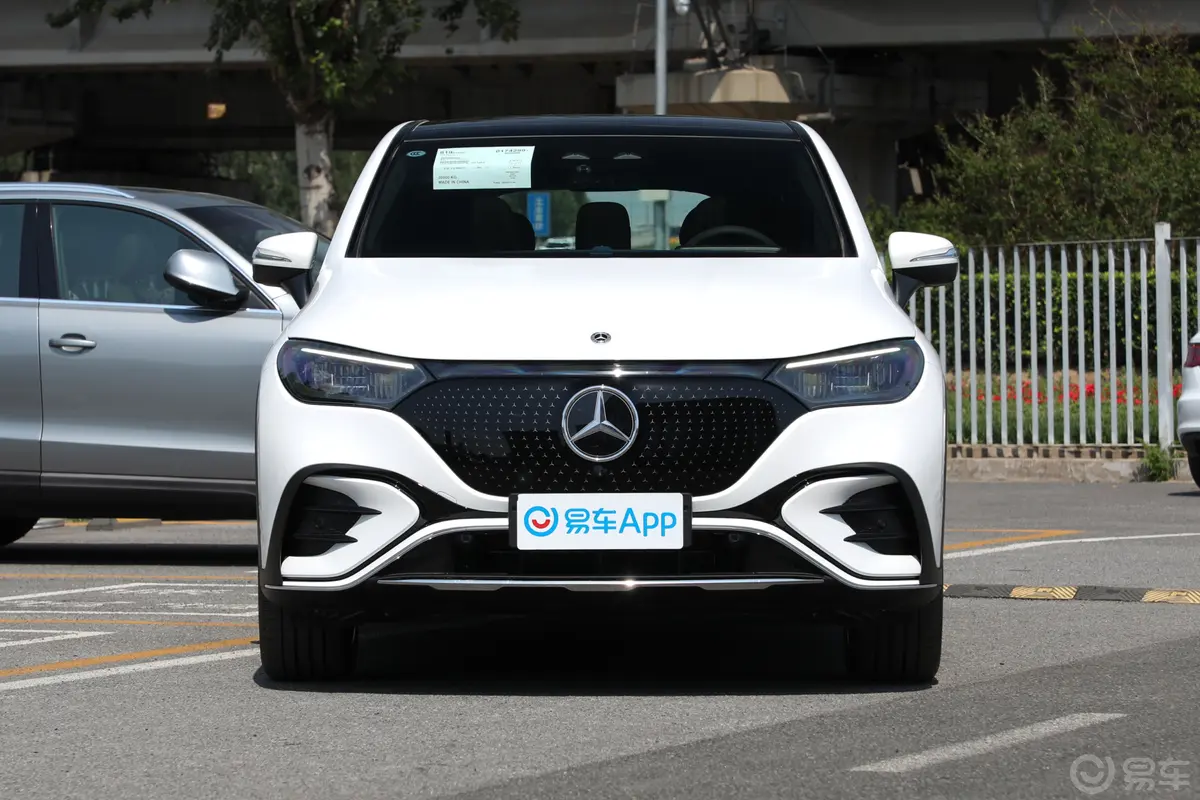 奔驰EQE SUV350 4MATIC 豪华版正前水平