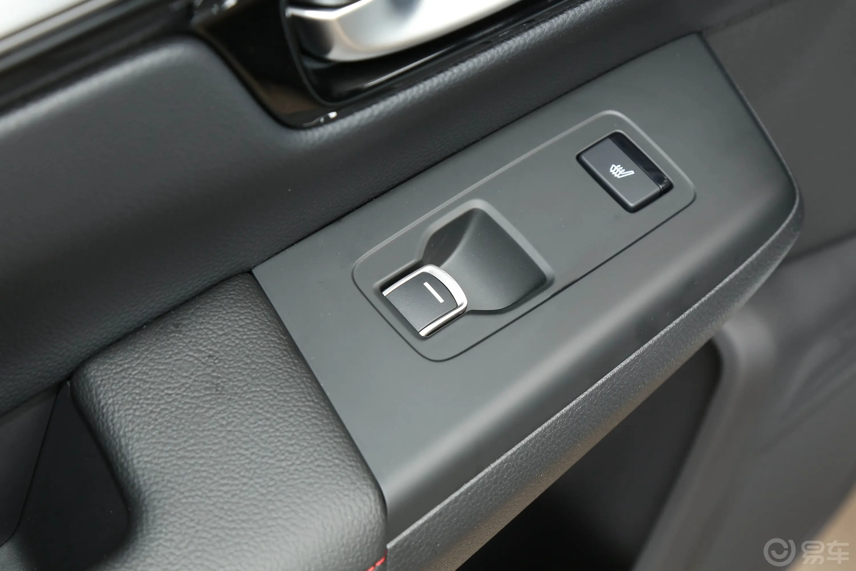 本田CR-V混动 2.0L 四驱智尊版后车窗调节