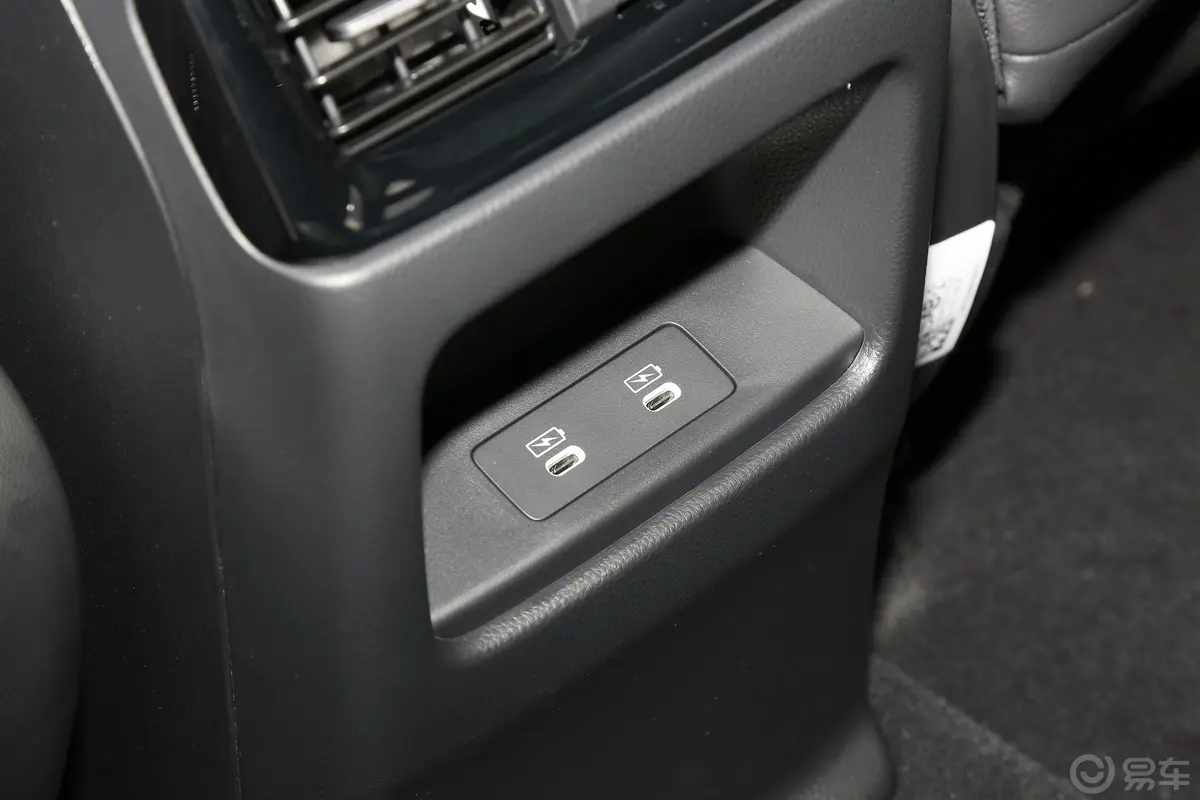 本田CR-V混动 2.0L 四驱智尊版后排充电口