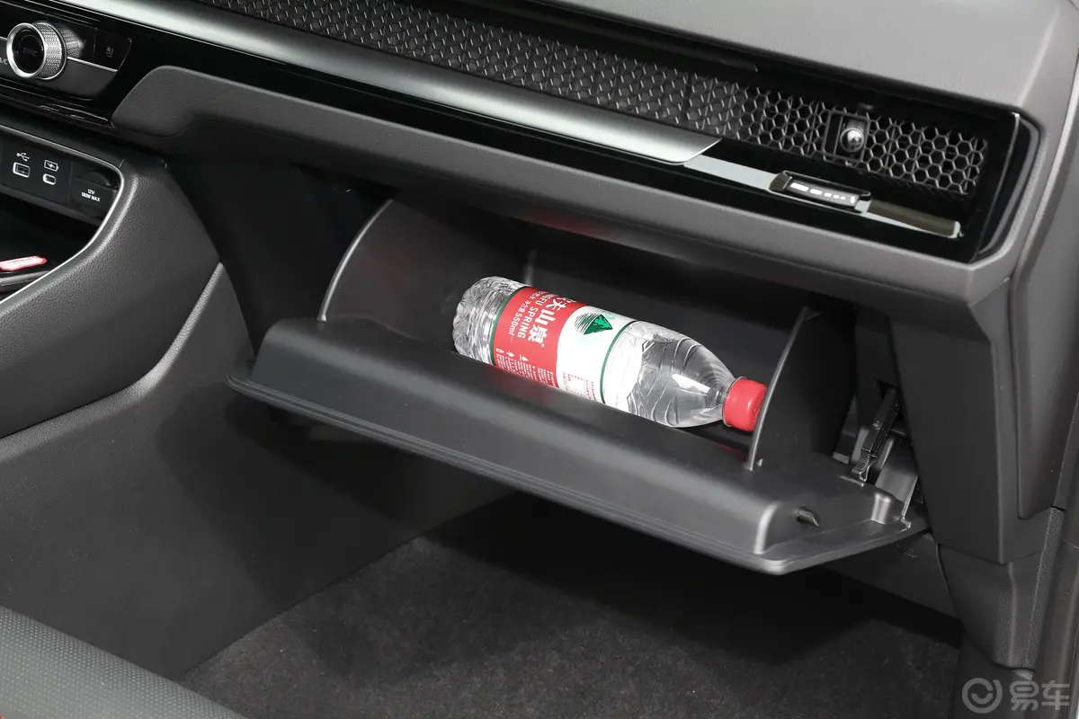 本田CR-V混动 2.0L 四驱智尊版手套箱空间水瓶横置