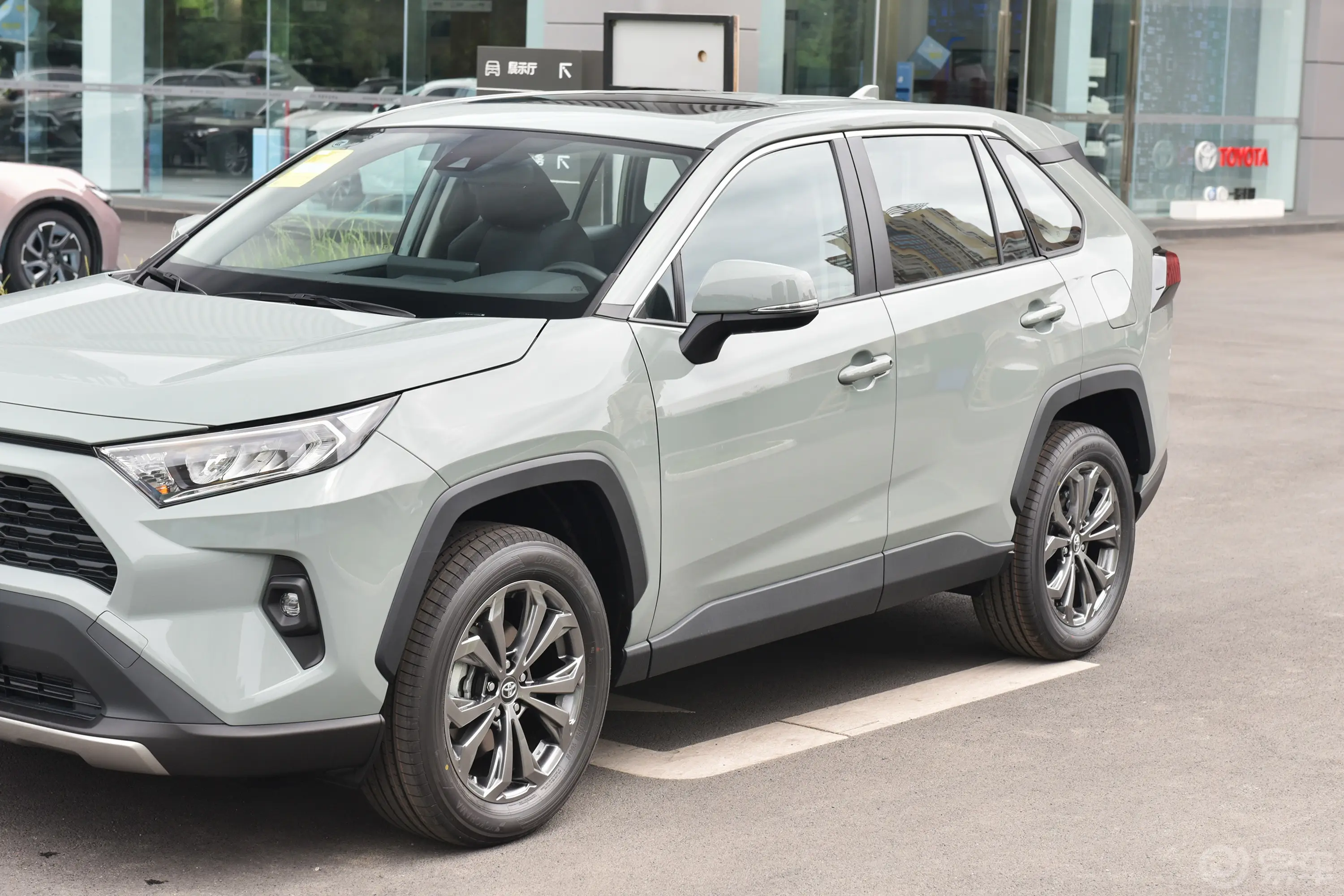 RAV4荣放2.0L 两驱风尚版外观细节