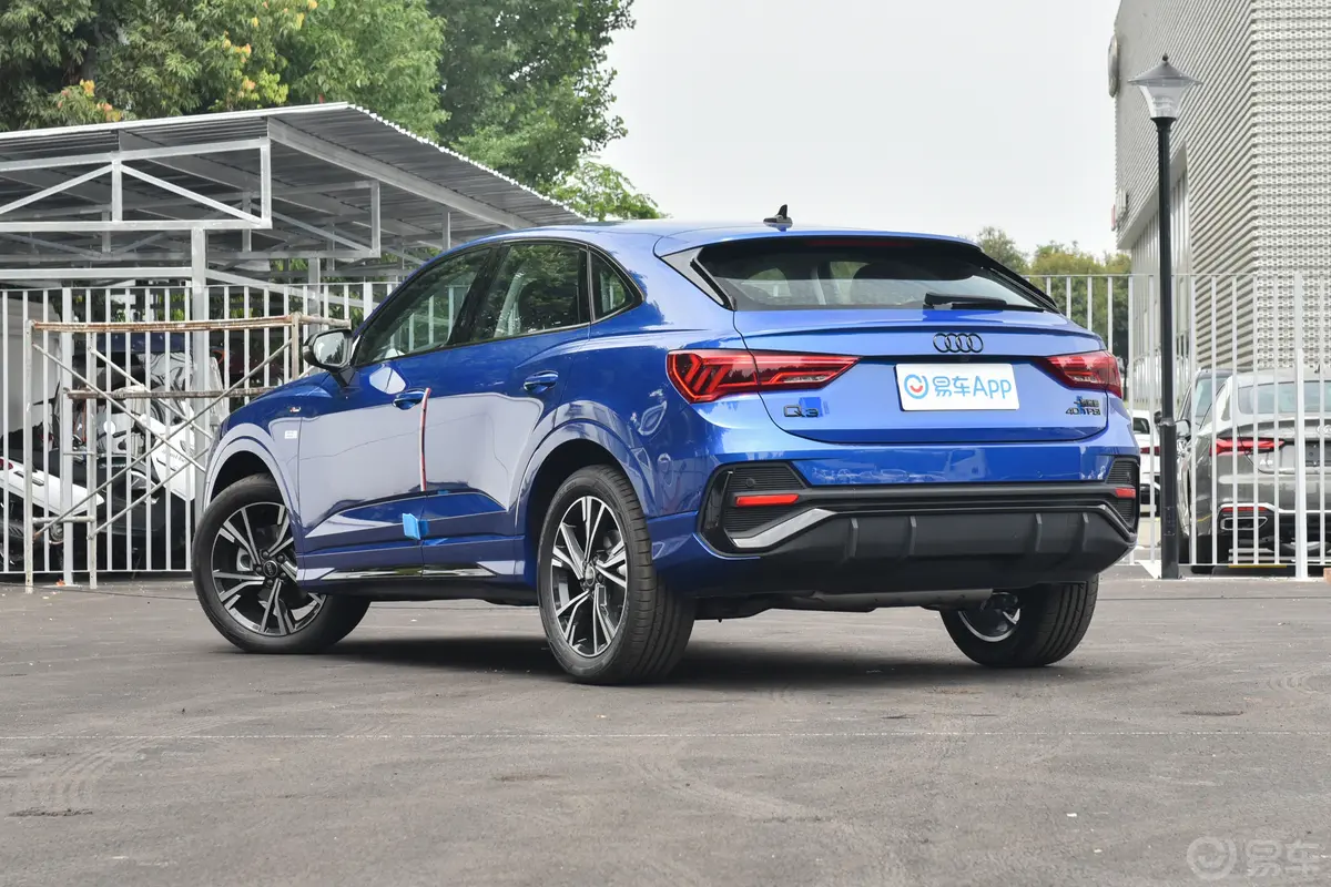 奥迪Q3 Sportback改款 40 TFSI 时尚型侧后45度车头向左水平