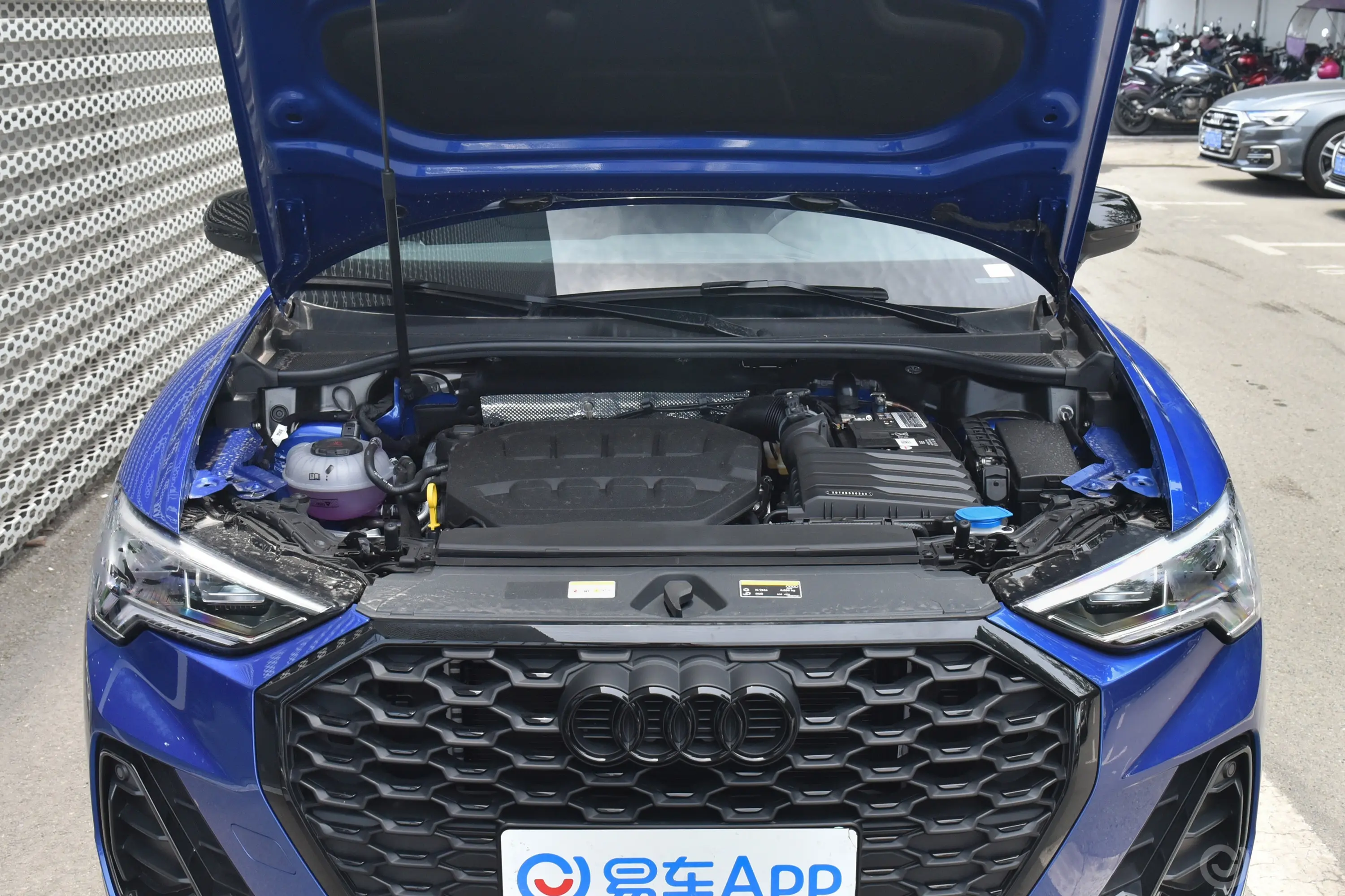 奥迪Q3 Sportback改款 40 TFSI 时尚型发动机舱整体