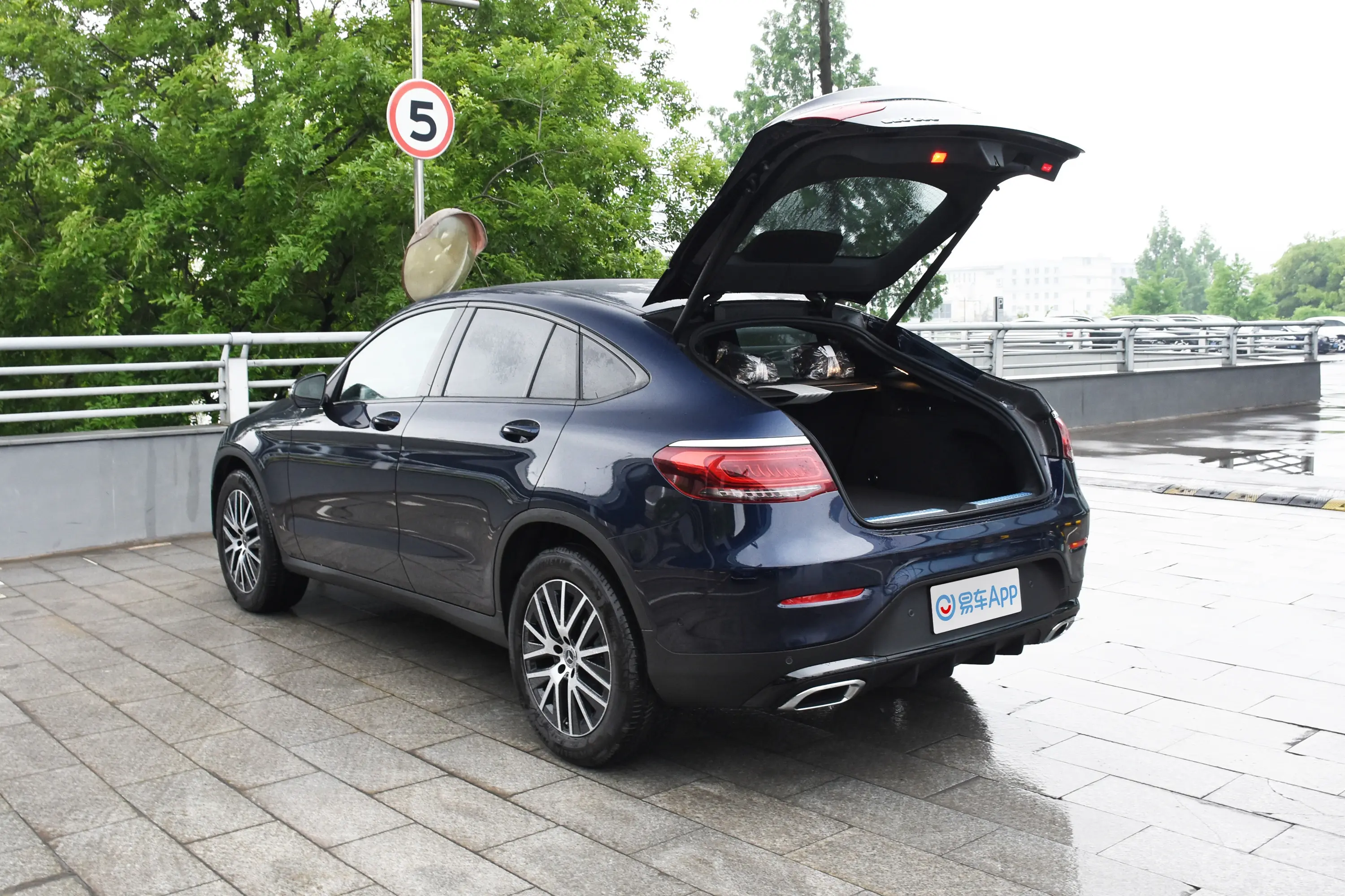 奔驰GLC轿跑改款 GLC 260 4MATIC 轿跑SUV后备厢开启45度侧拍