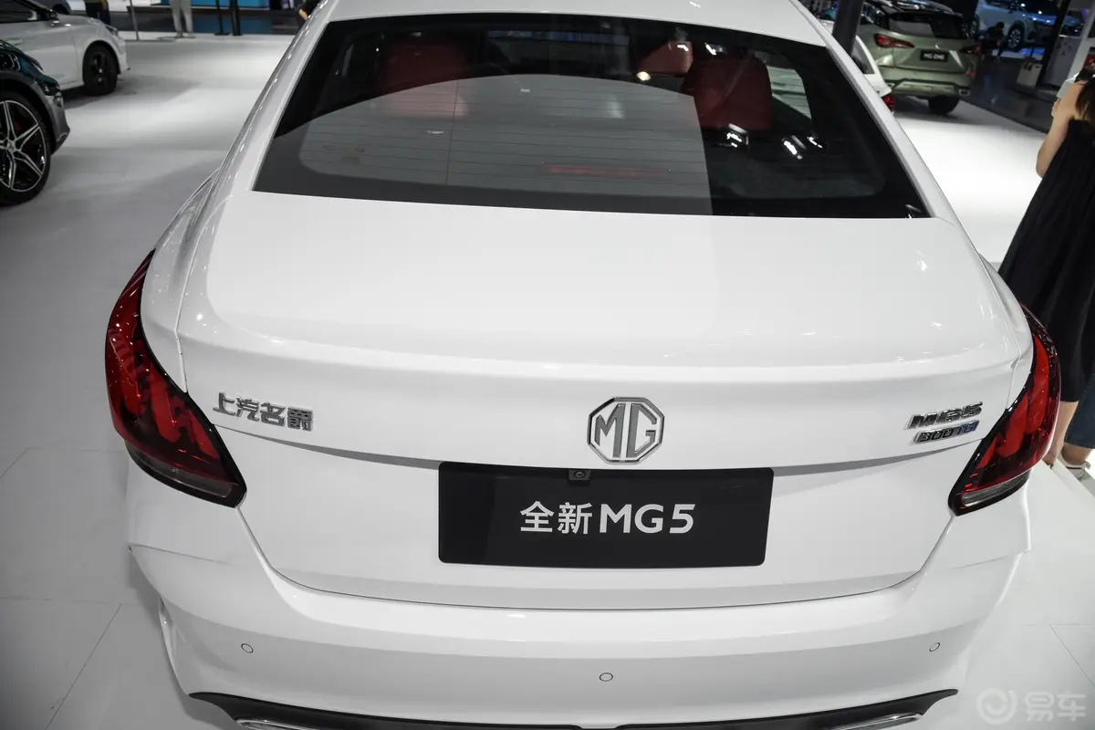 MG5300TGI 双离合潮越豪享版正后水平