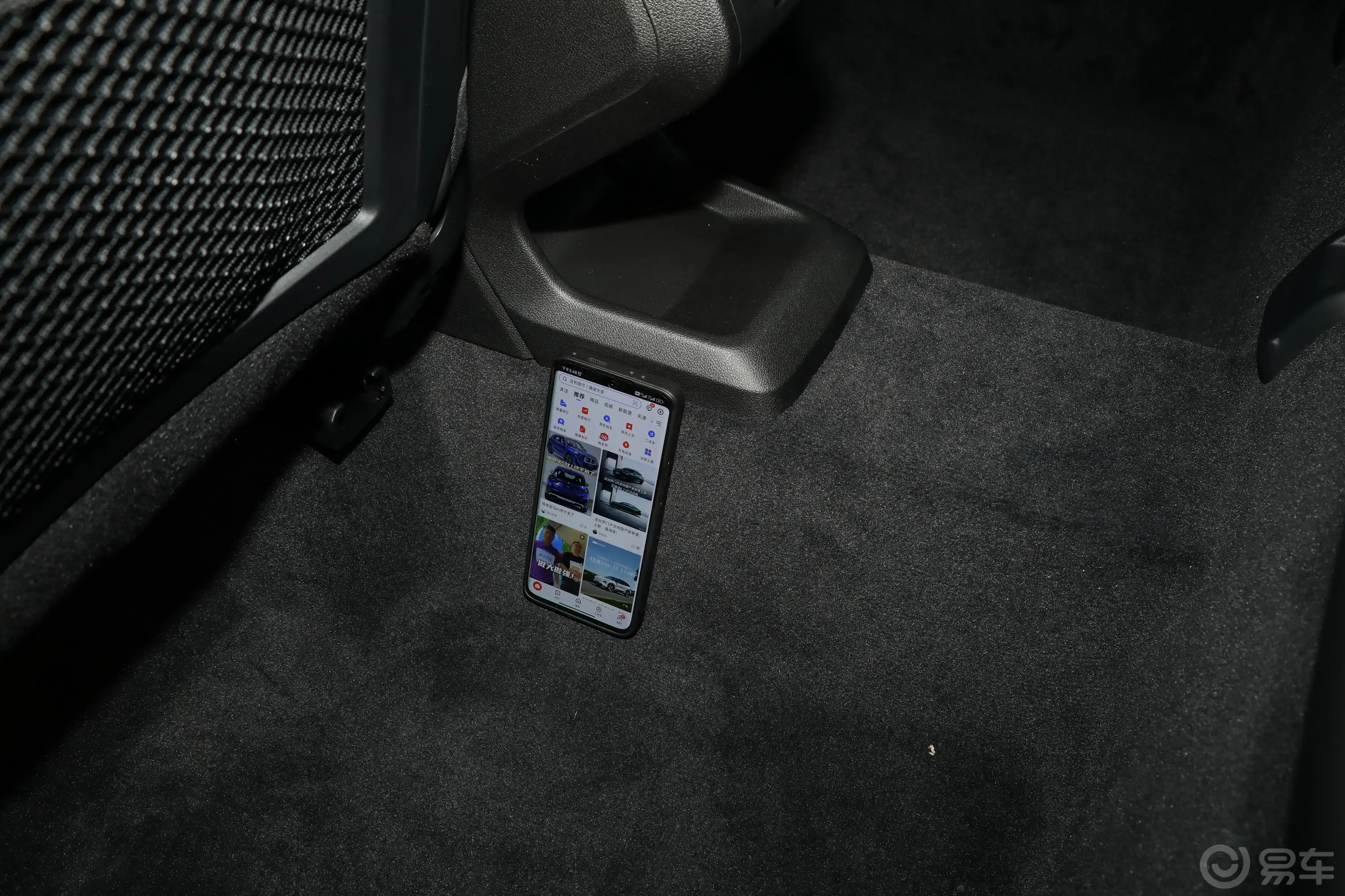宝马X1sDrive20Li X设计套装后排地板中间位置