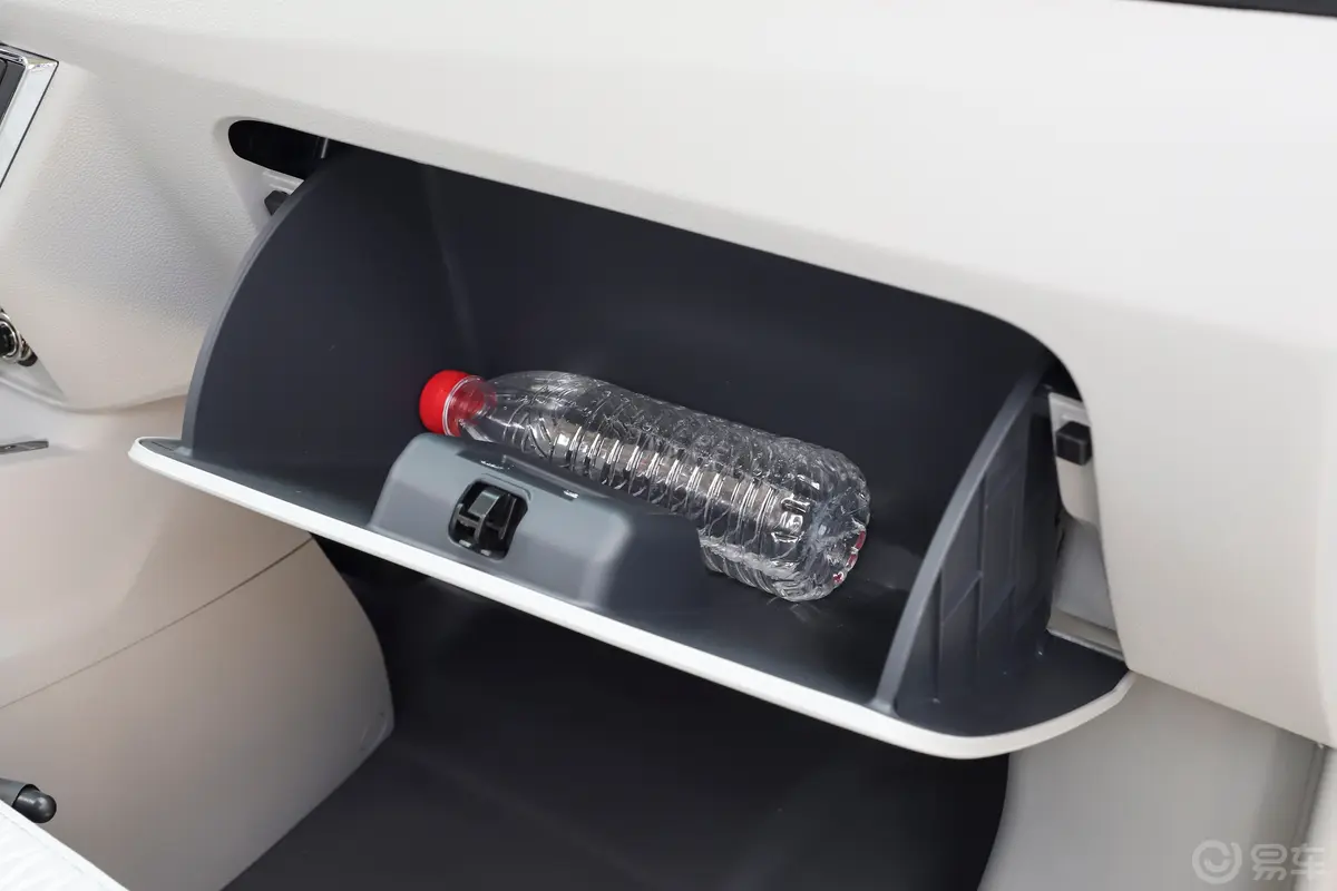 新海狮S1.5L 客车财富中央空调版 5/6/7座手套箱空间水瓶横置