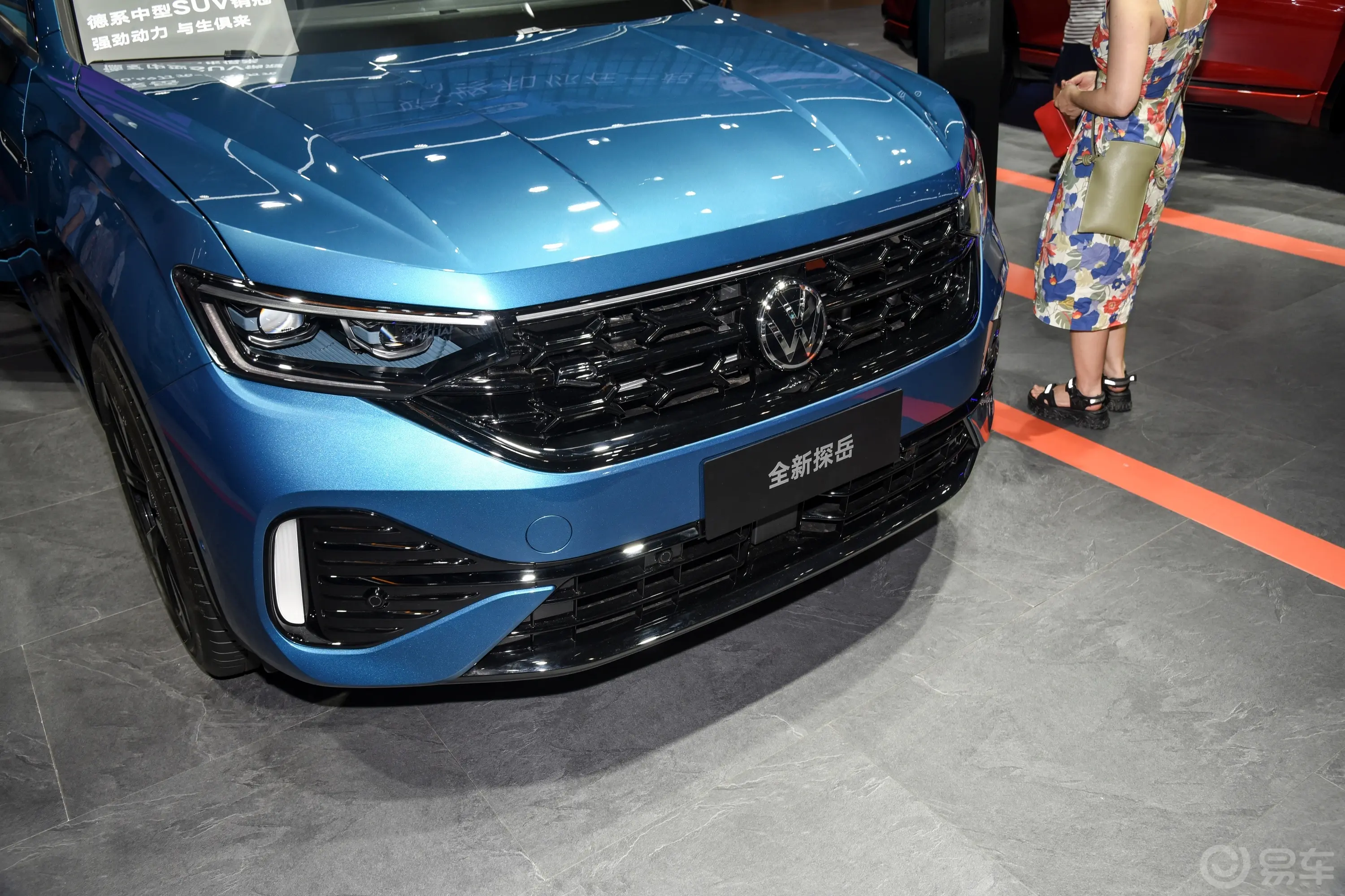 探岳改款 380TSI 四驱R-Line Pro智慧版前格栅侧俯拍