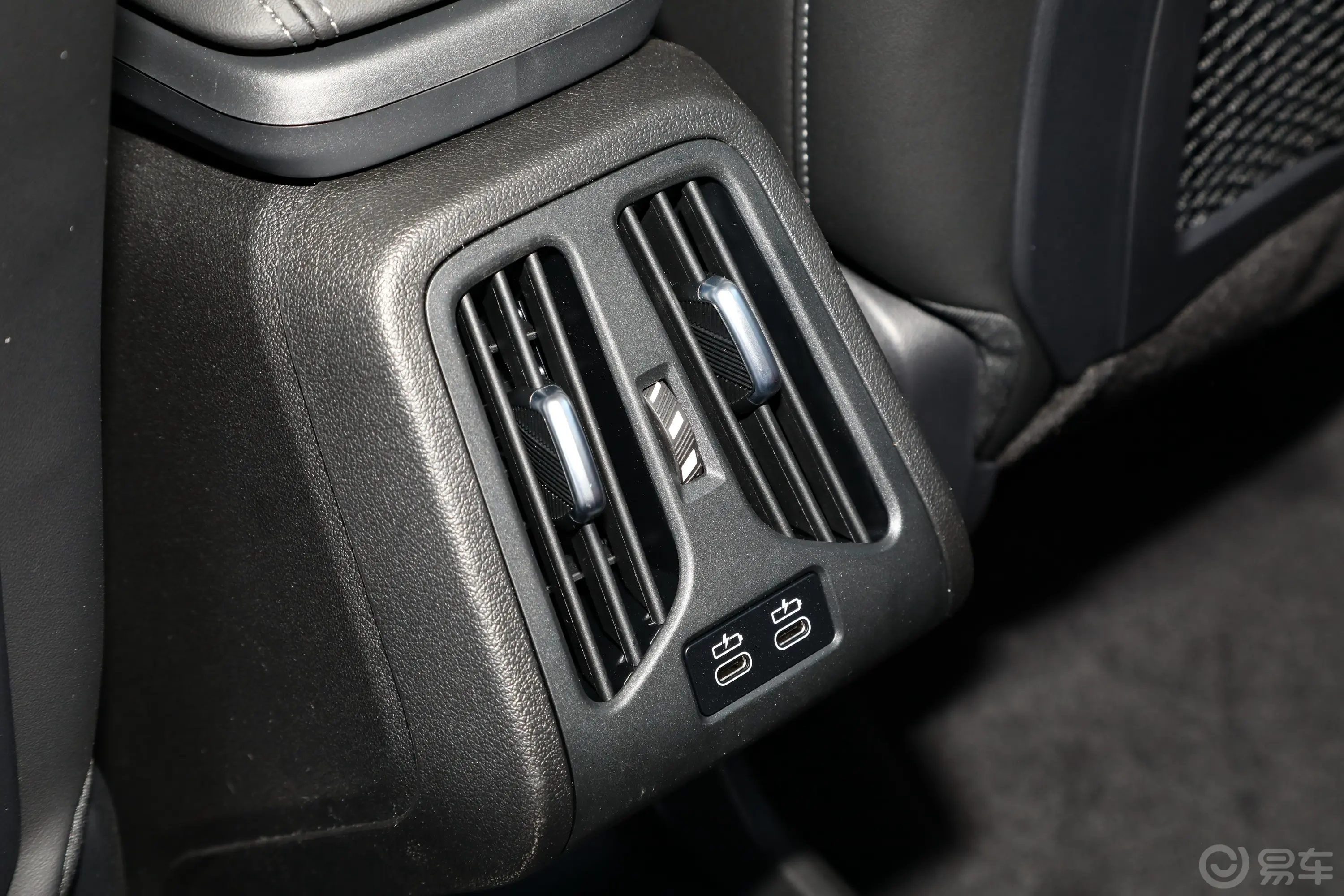 宝马X1sDrive25Li X设计套装后排空调控制键