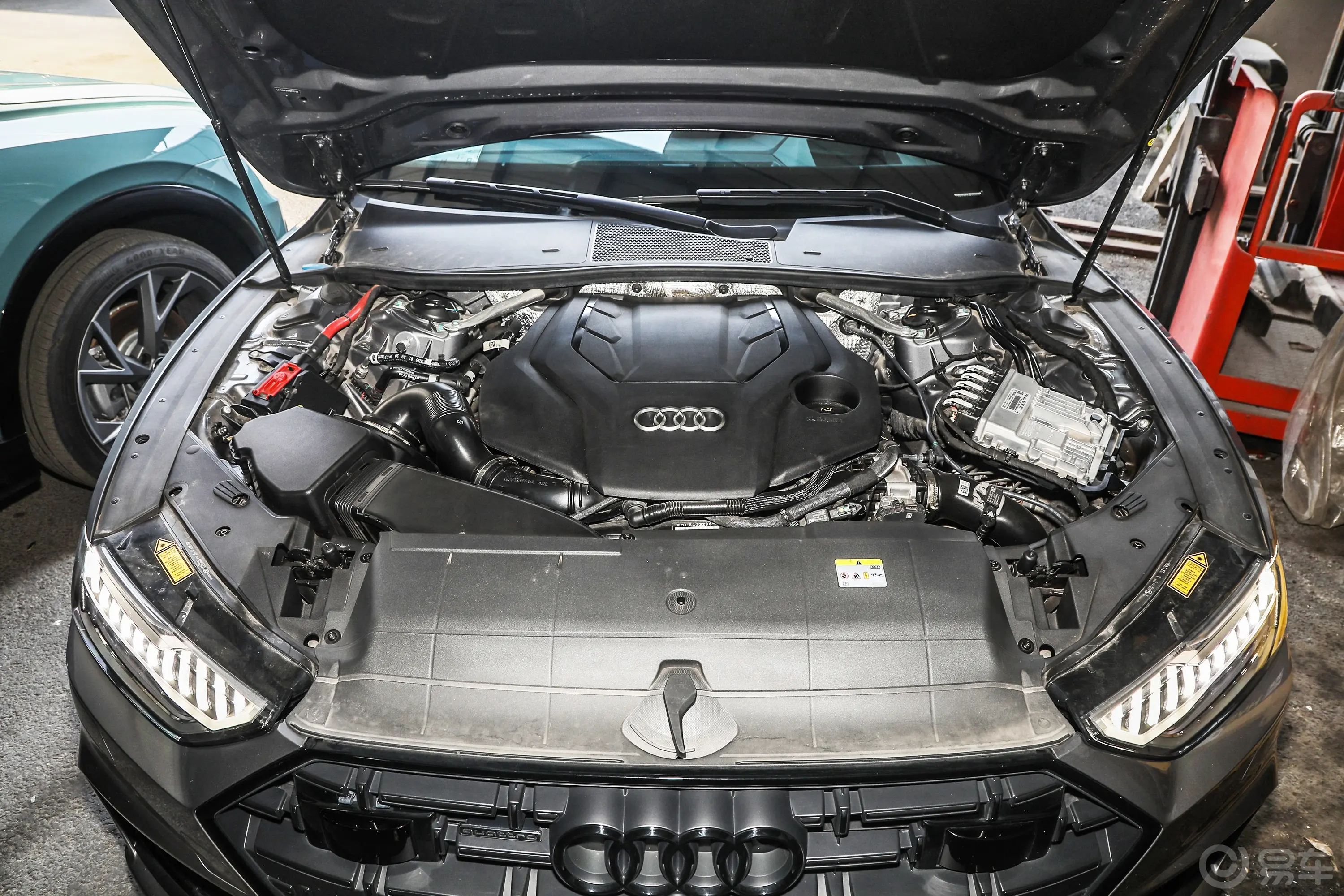 奥迪A7L55 TFSI quattro S-line 志远型 曜黑套装发动机舱整体