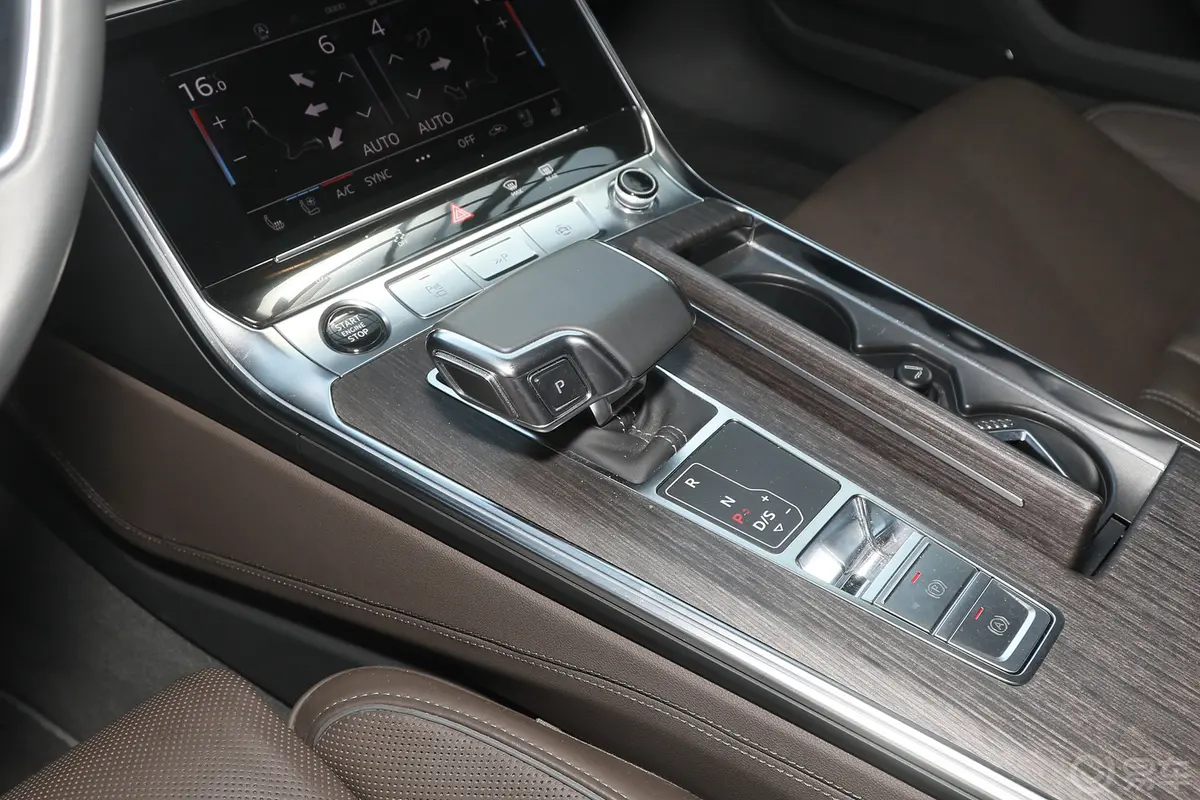 奥迪A7L55 TFSI quattro S-line 志远型 曜黑套装换挡装置