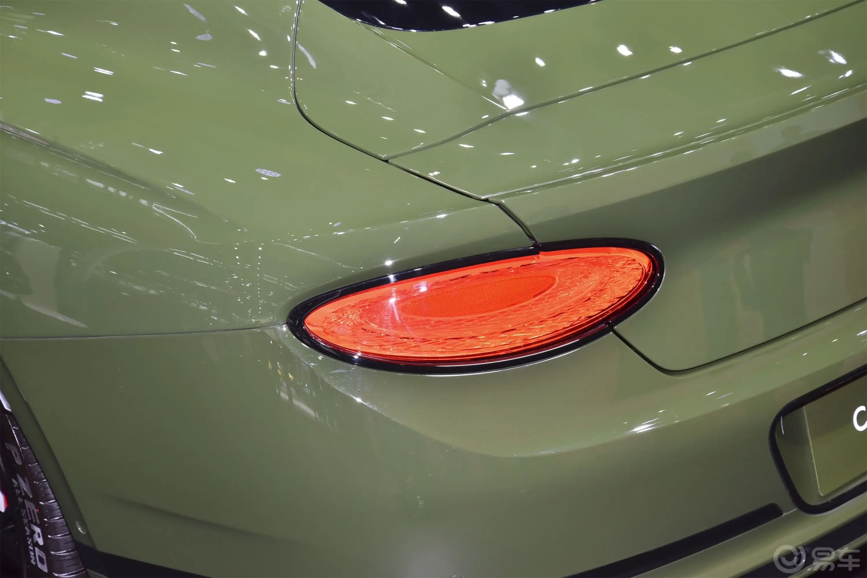 欧陆4.0T GT S V8尾灯侧45度俯拍