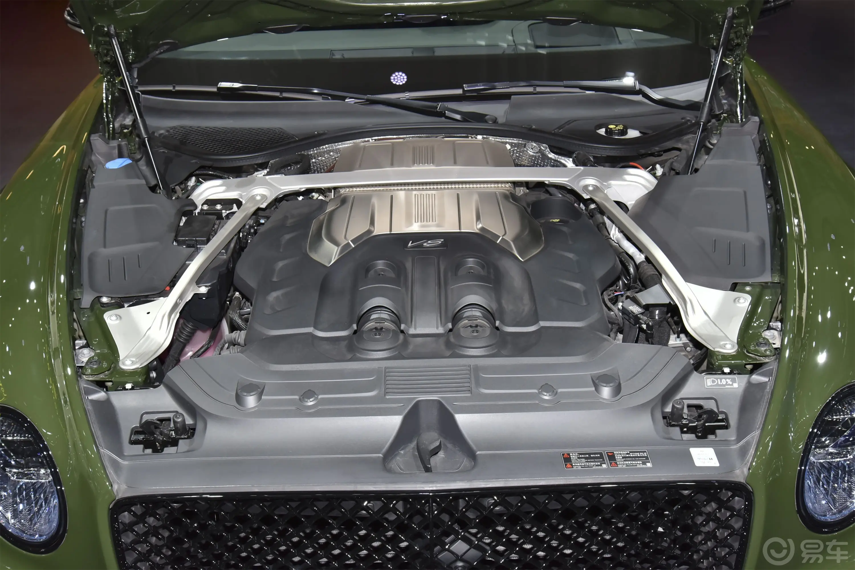 欧陆4.0T GT S V8发动机特写