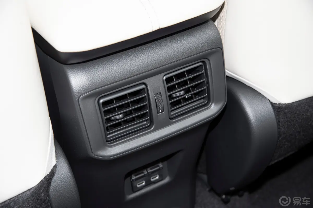 威兰达2.0L 两驱豪华PLUS版后排空调控制键