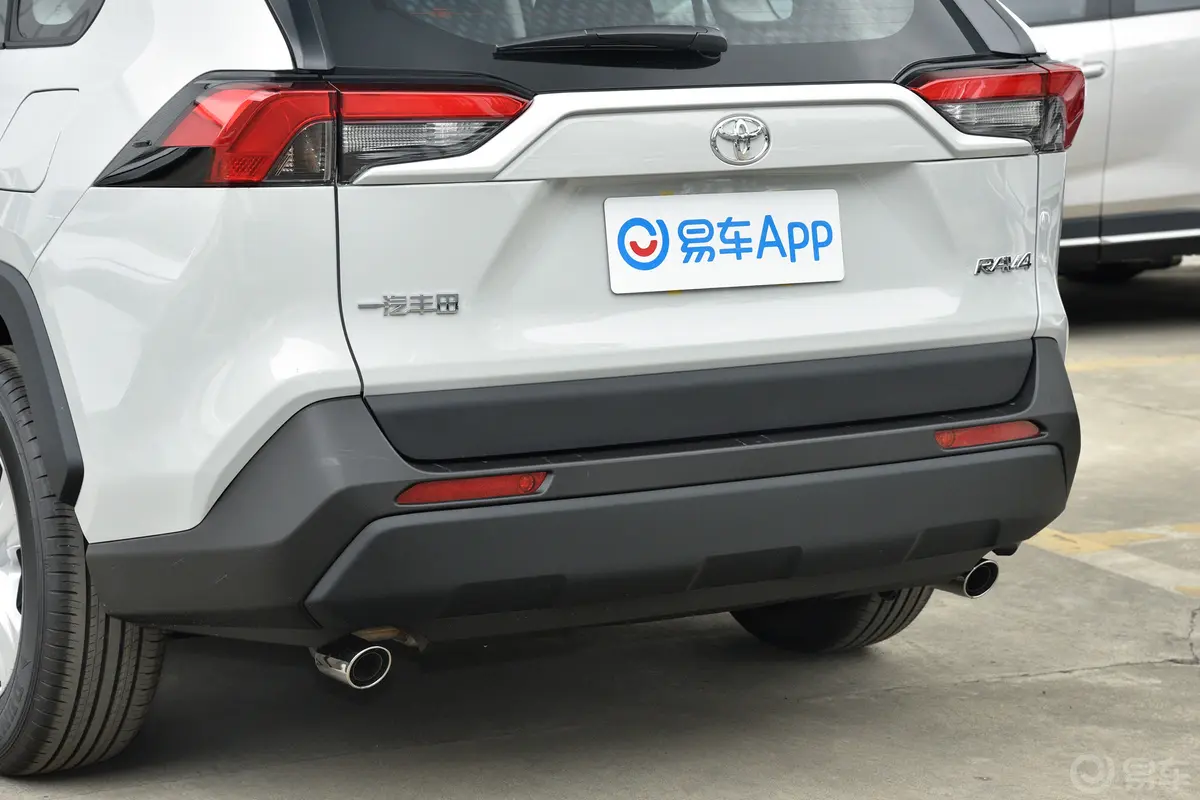 RAV4荣放2.0L 两驱都市版车后雷达