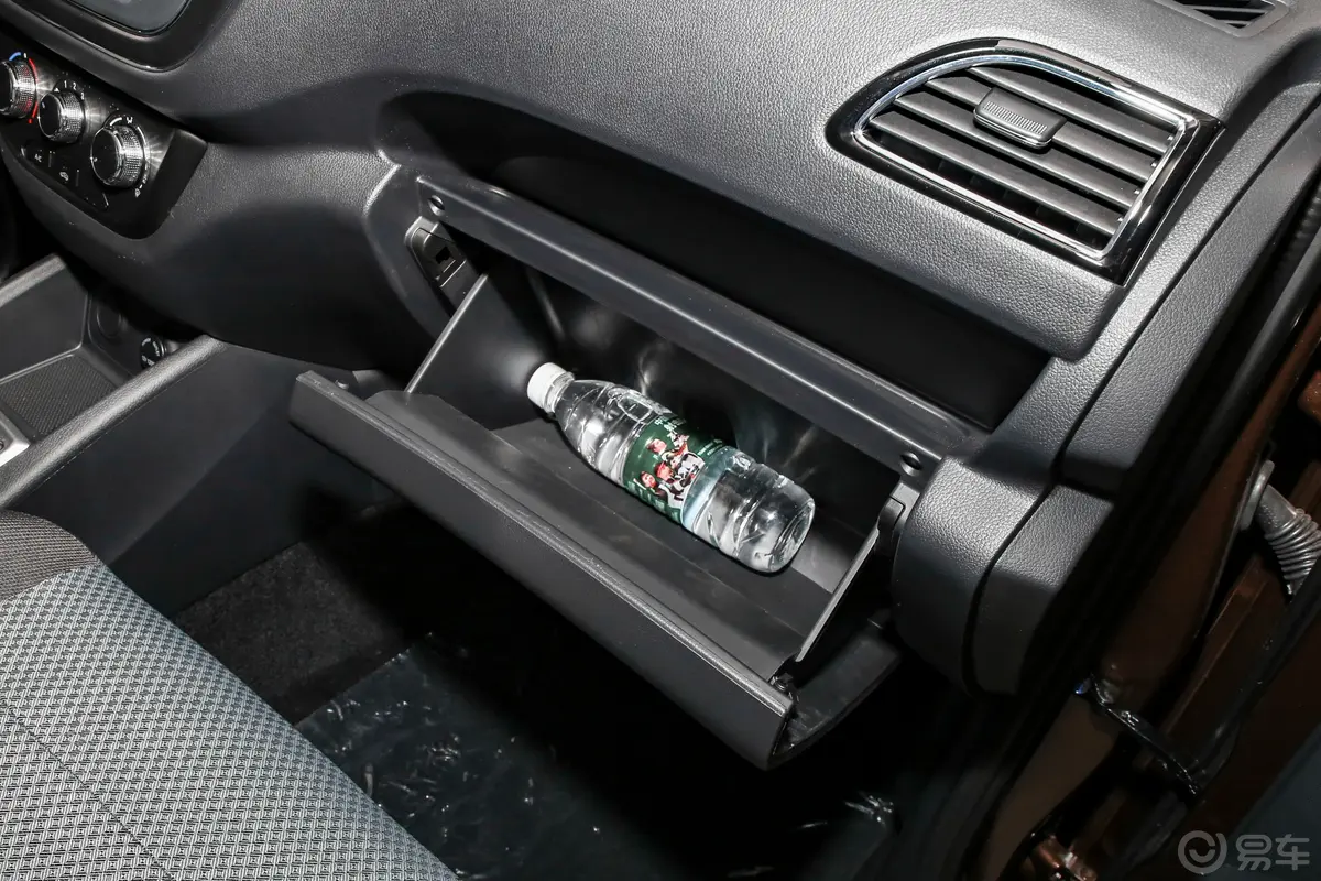 欧诺S欧诺S 1.5L 客车尊享版(双蒸空调)手套箱空间水瓶横置