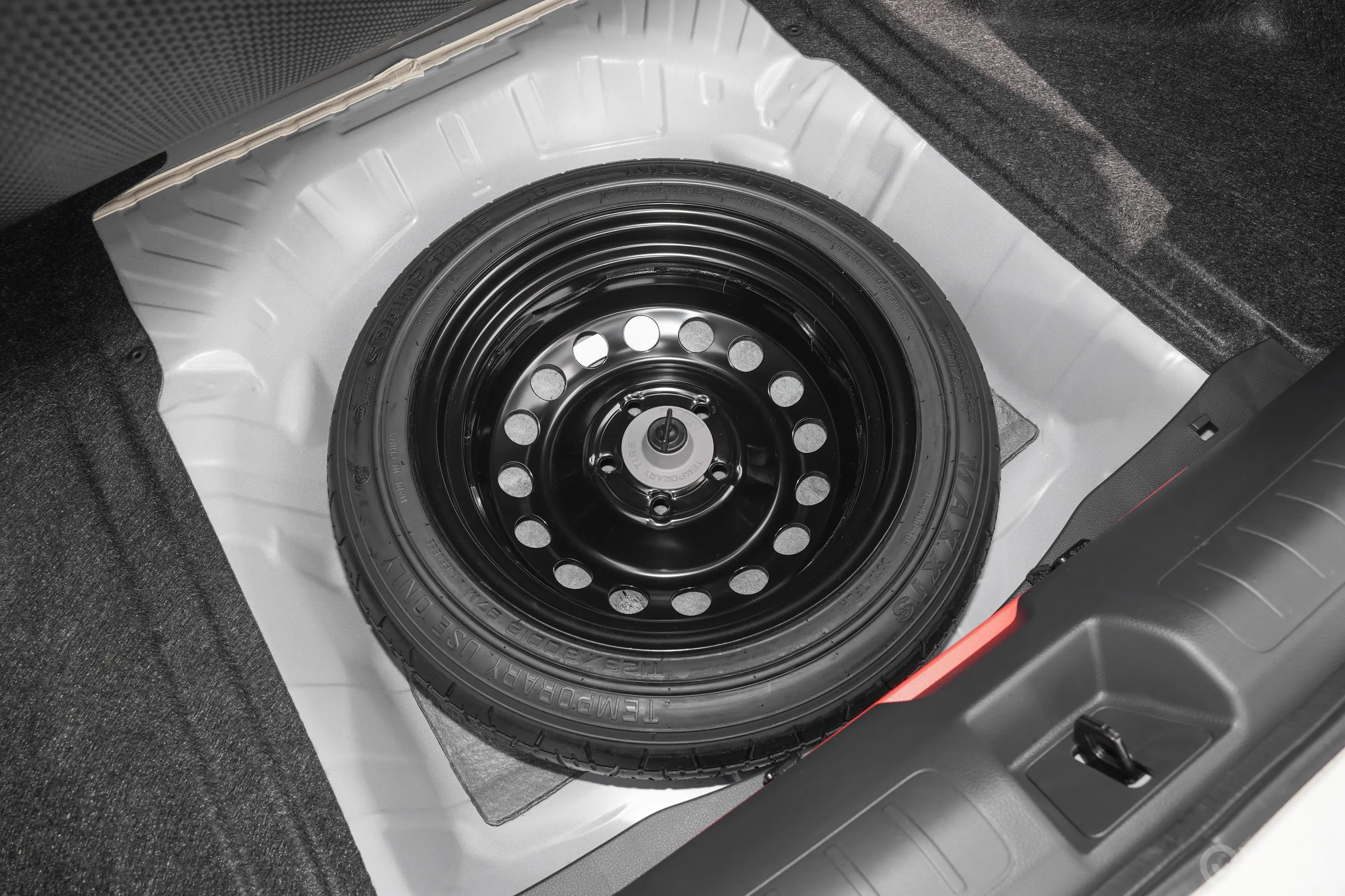 型格240TURBO CVT科技版备胎