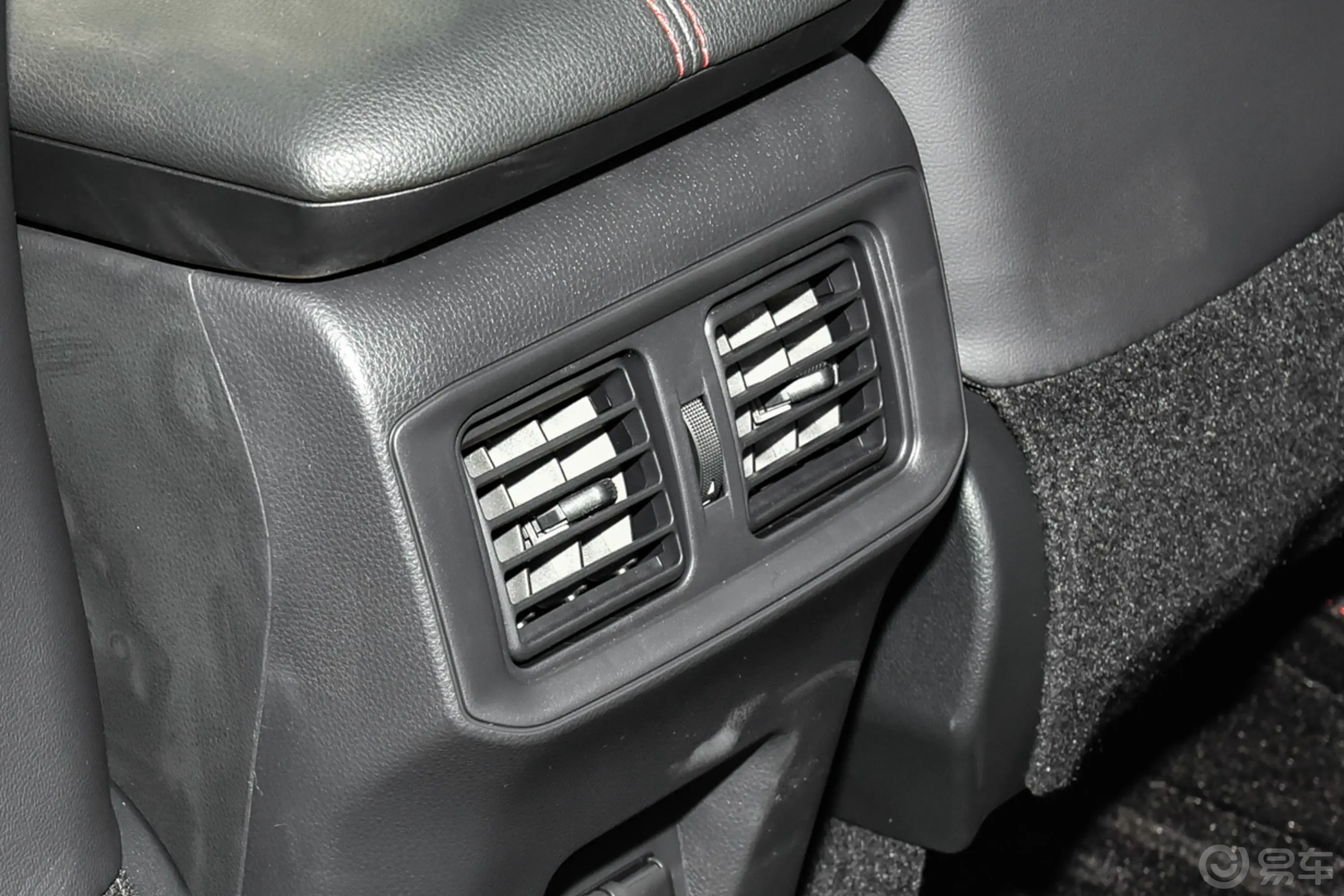 RAV4荣放 双擎E+2.5L 两驱精英Pro版后排空调控制键